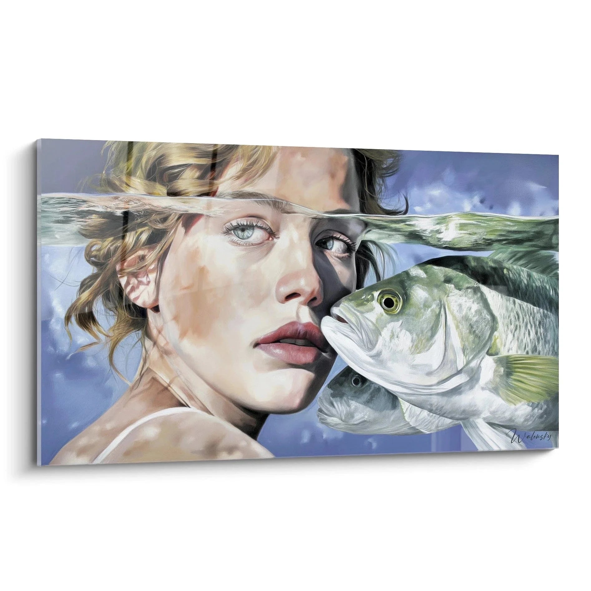Hyperrealistisches Wandbild zeigt Frau unter Wasser mit silbernem Fisch - Edition Hyperrealismus Unterwasserportrait