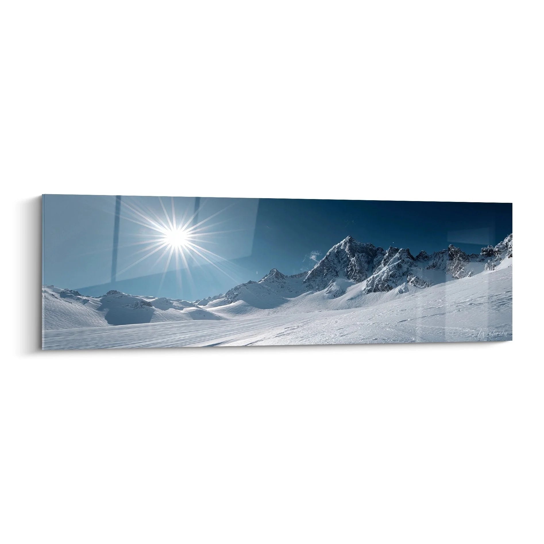 Wandbild Winterlandschaft mit verschneiten Alpengipfeln und strahlender Sonne über weißer Berglandschaft