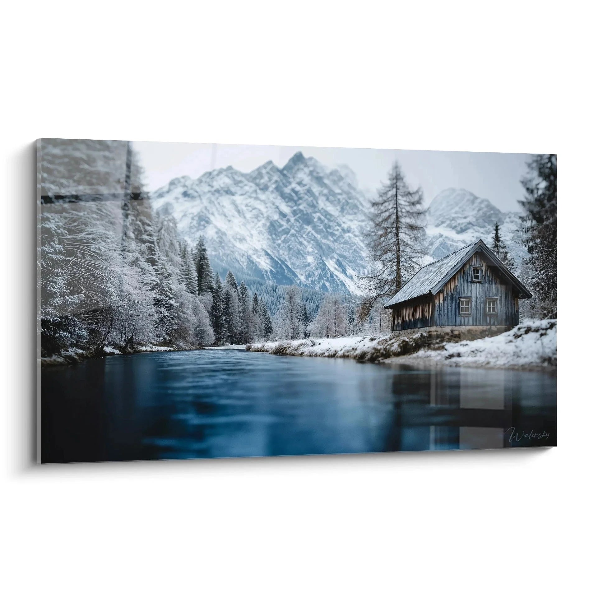 Wandbild Winterlandschaft mit verschneiter Berghütte am Bergsee vor Alpenpanorama