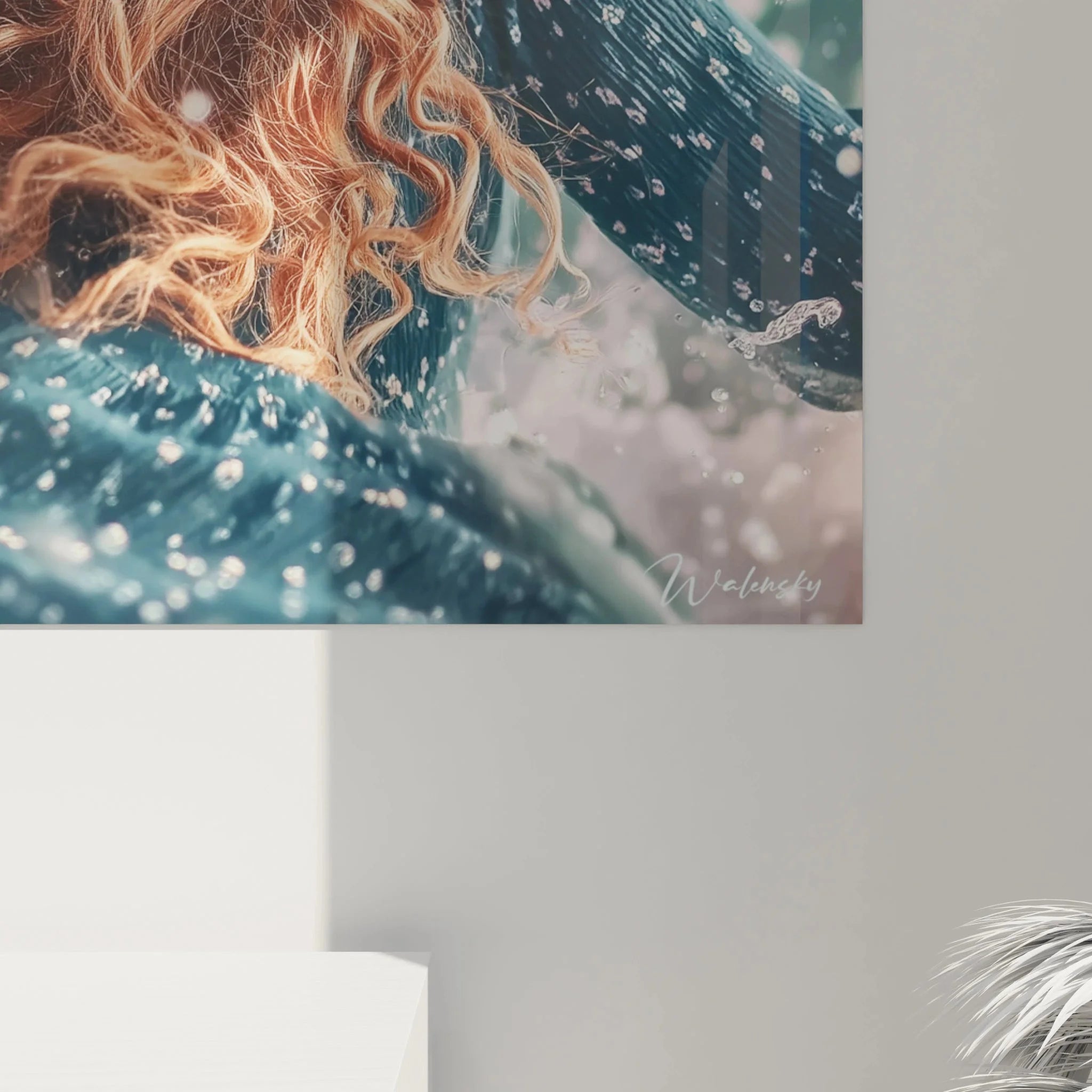 Gesamtansicht Wandbild XXL Frau mit Strohhut in blauem Sommerkleid - maritime Wanddeko