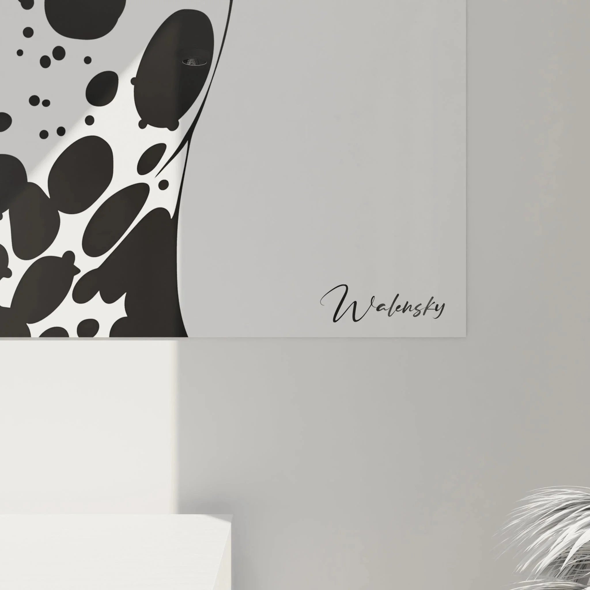 Gesamtansicht modernes Wandbild XXL Frauengesicht Dots-Pattern in minimalistischem Wohnraum, schwarz-weiß