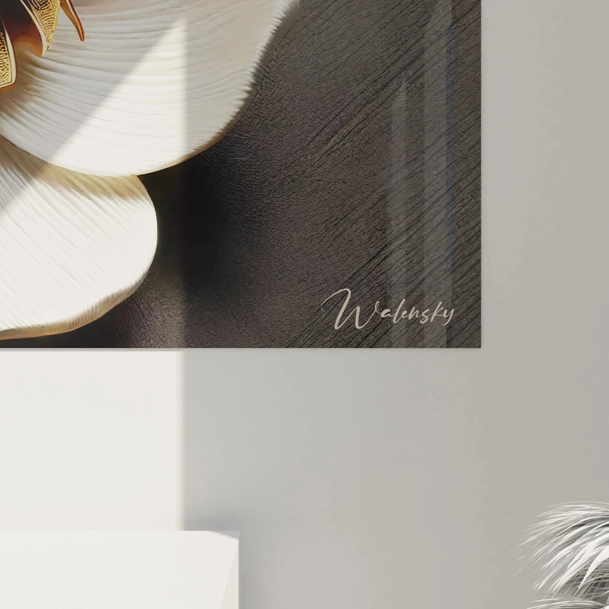 Gesamtansicht Wandbild XXL Marienkäfer - luxuriöse Wandkunst mit Blüte und Federn in Goldtönen