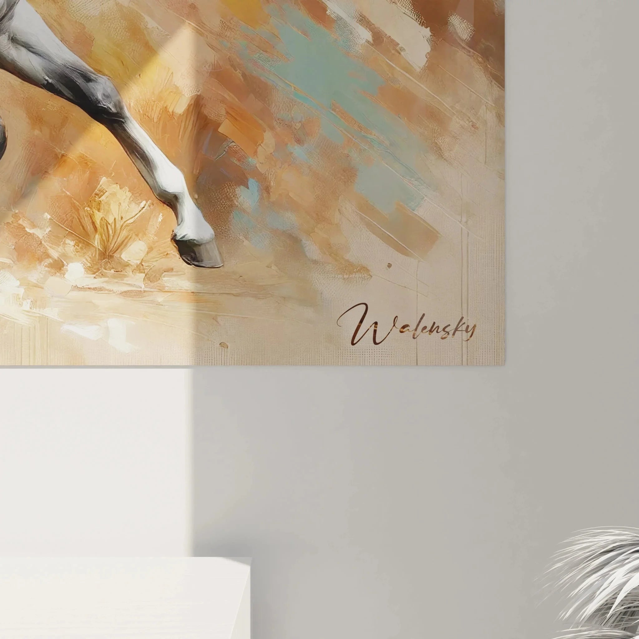 Gesamtansicht Wandbild XXL Pferd - galoppierender Schimmel in warmen Erdtönen als Raumgestaltung