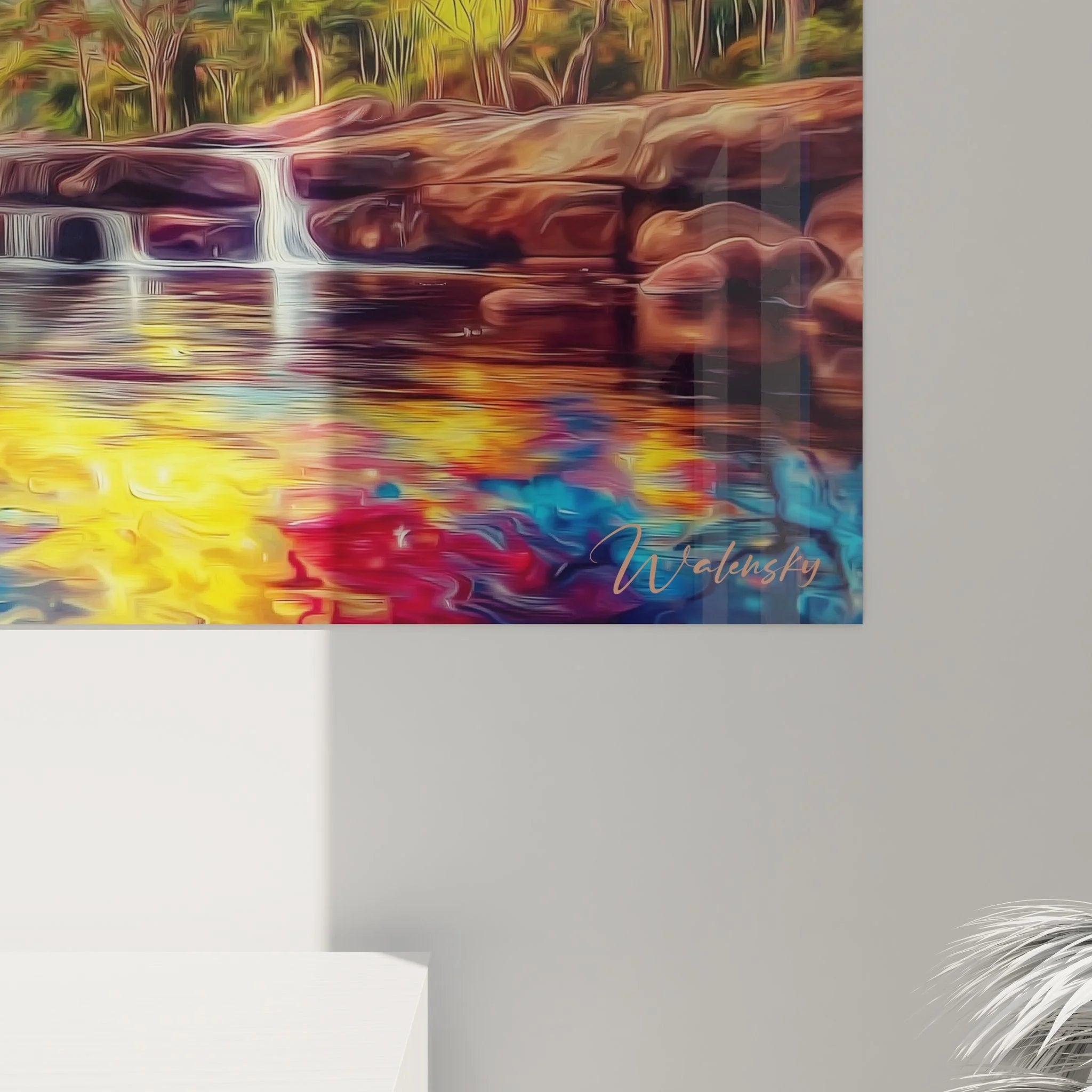 Gesamtansicht mystisches Wasserfall Wandbild mit Tepui Felsen und spiegelnder Wasseroberfläche