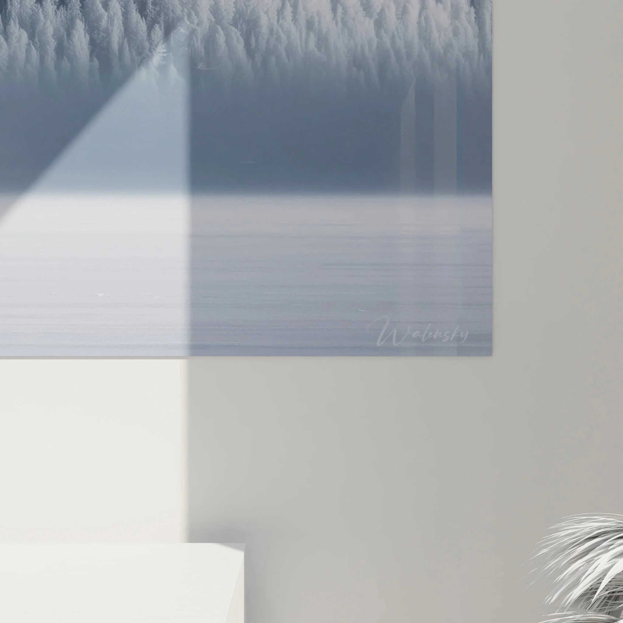 Gesamtansicht Wandbild Winterlandschaft - verschneiter Bergwald über gefrorenem Gewässer im Nebel