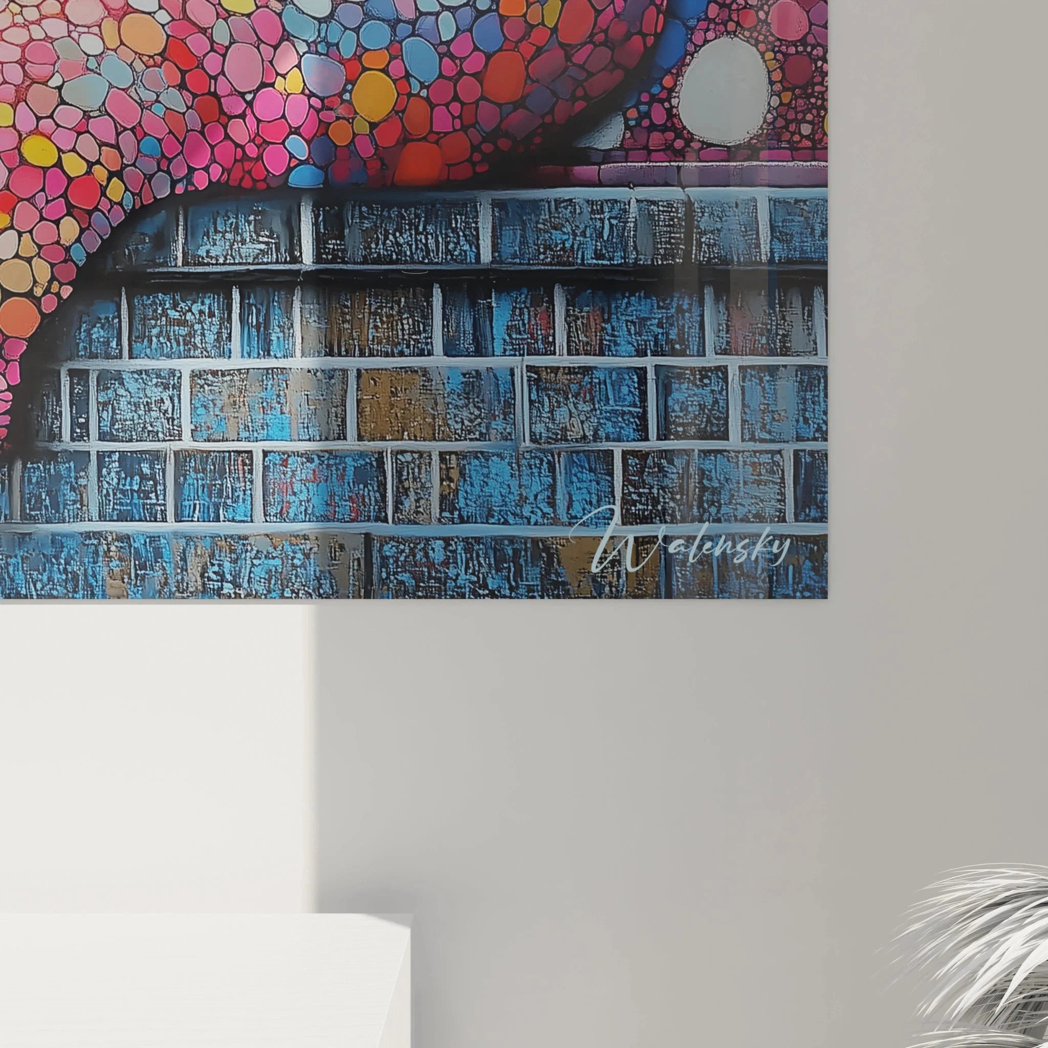 Gesamtansicht des XXL Chamäleon Wandbildes mit buntem Mosaik-Design auf blauer Mauer