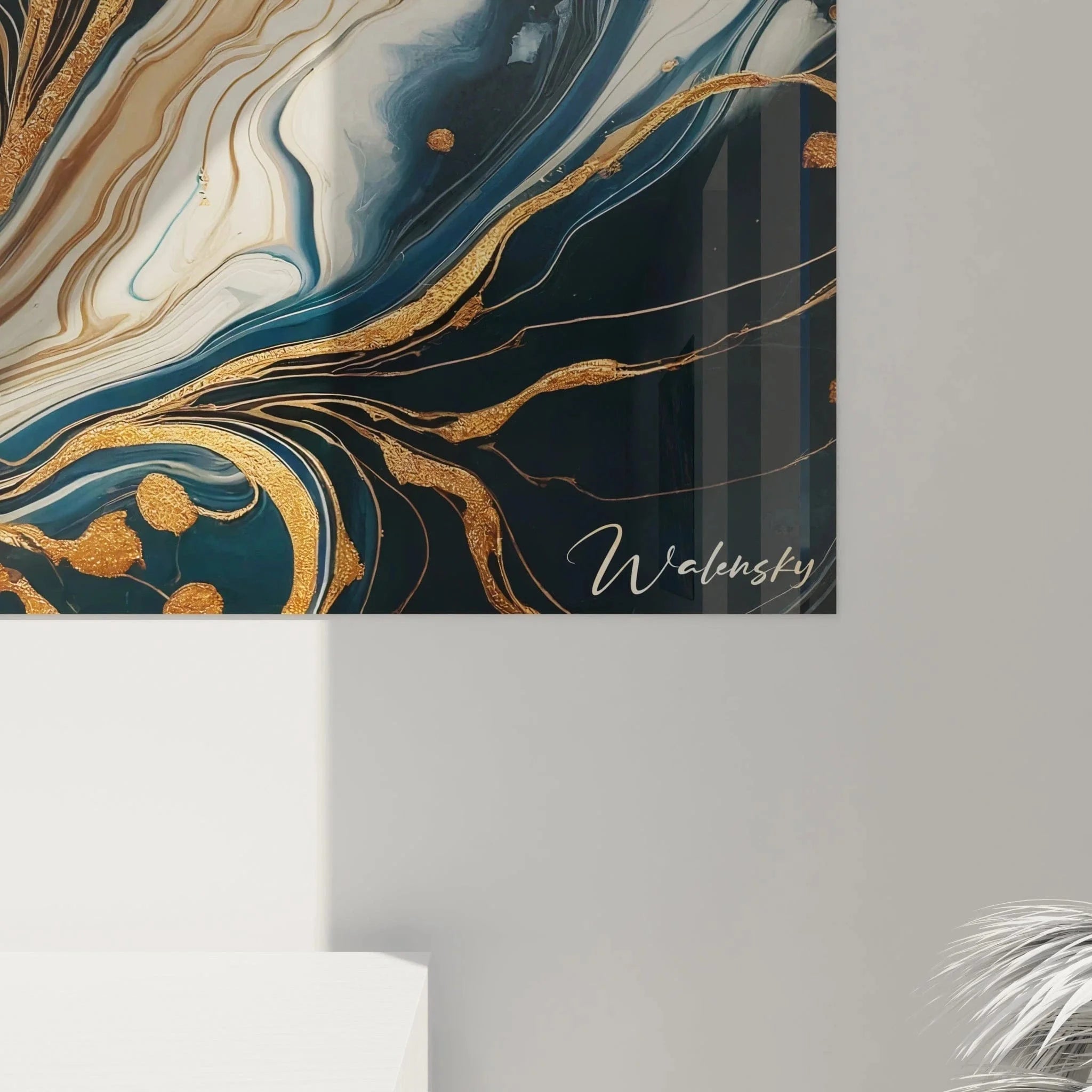 Gesamtansicht des XXL Wandbildes mit abstrakter Marmorstruktur in Gold und Blautönen