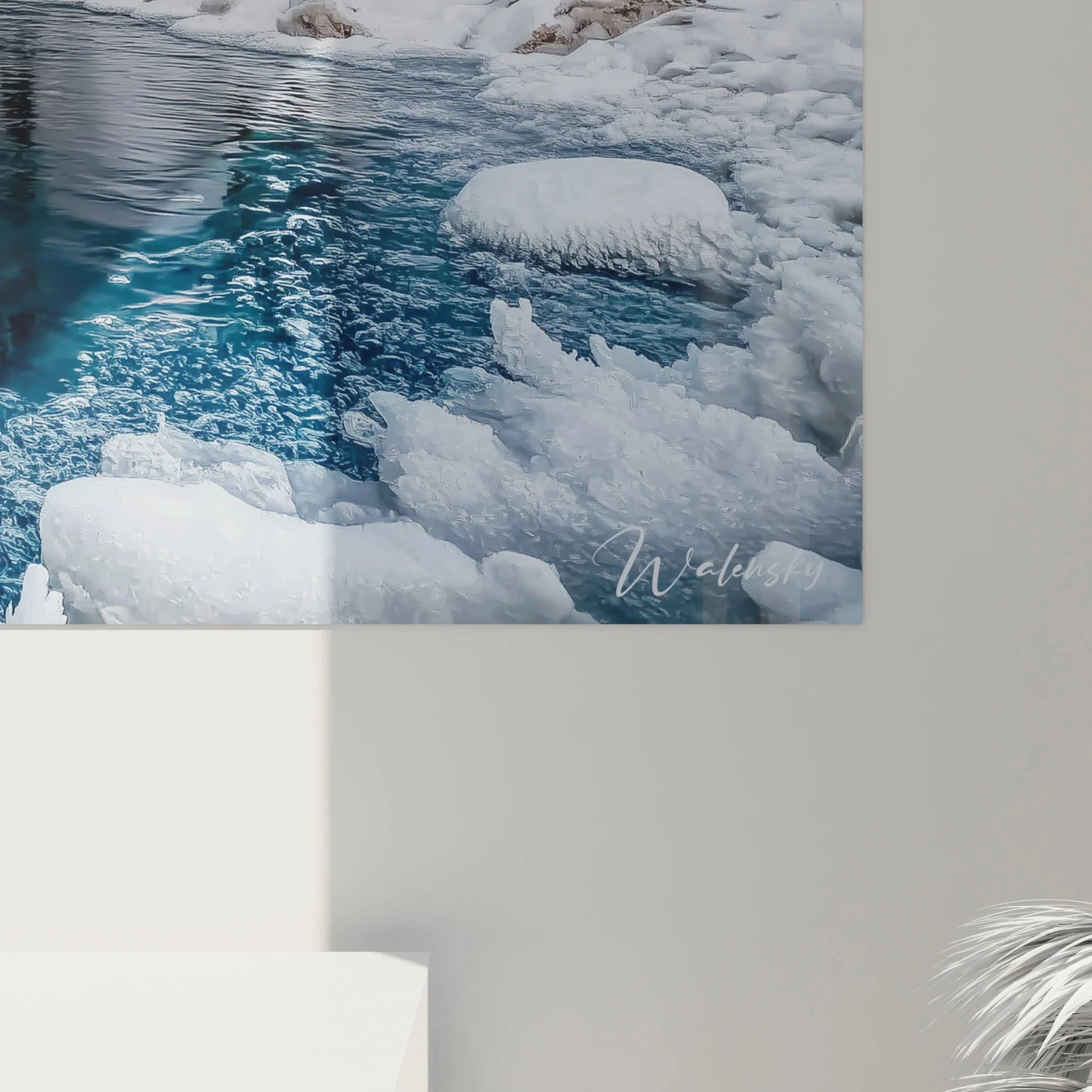 Gesamtansicht des XXL Wandbildes Winterfluss in modernem Wohnraum präsentiert