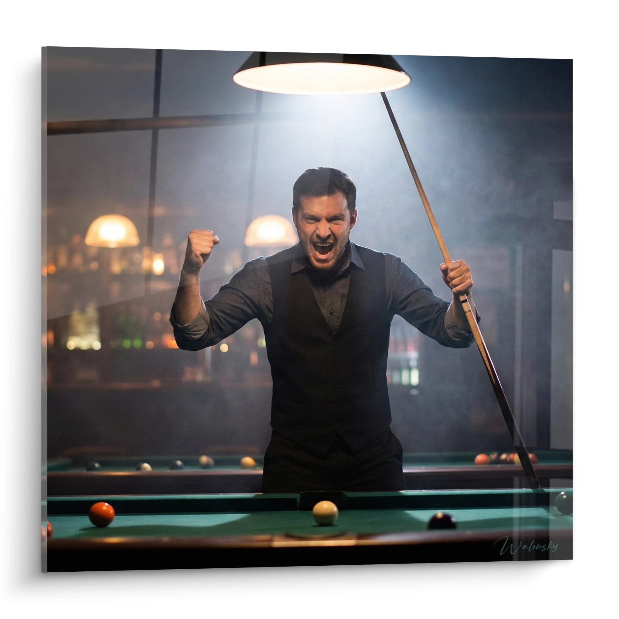 Triumphierender Billard-Spieler mit Queue am grünen Billardtisch unter warmer Lampenbeleuchtung