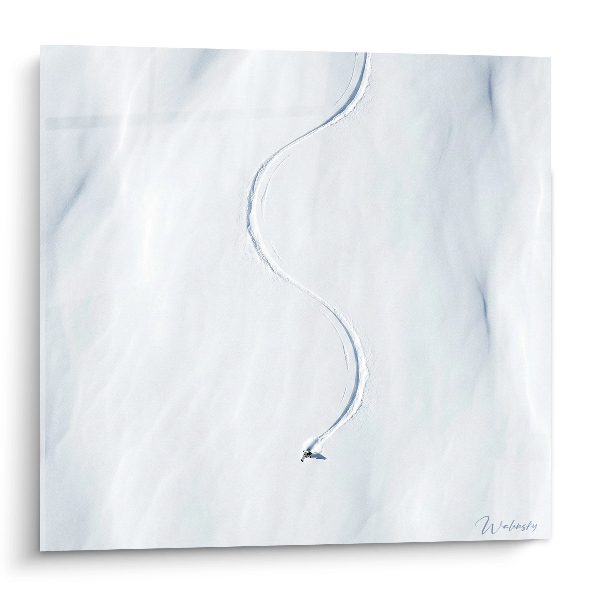 Wandbild Snowboarder auf weißer Piste mit S-förmiger Spur im Pulverschnee, minimalistische Wintersport Kunst