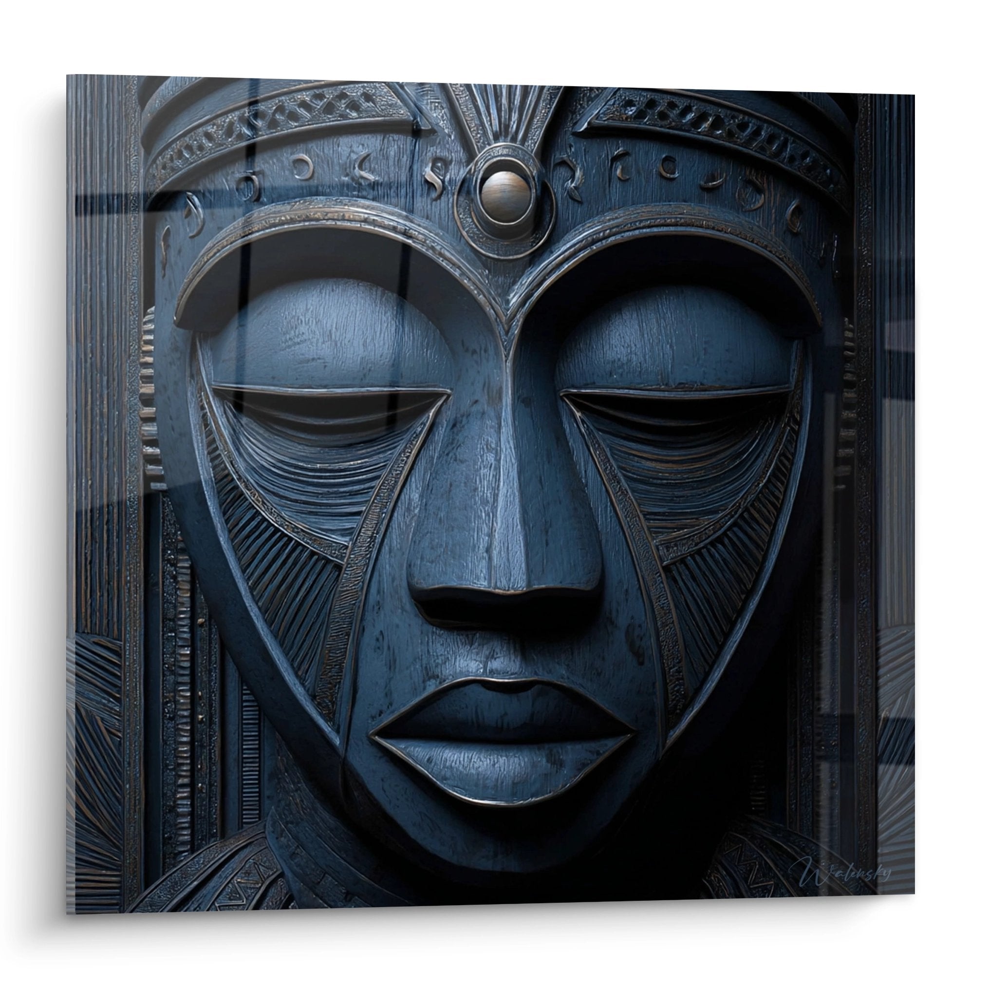 Blaue afrikanische Maske mit geschlossenen Augen und ornamentalen Verzierungen als Wandbild für spirituelle Raumdekoration