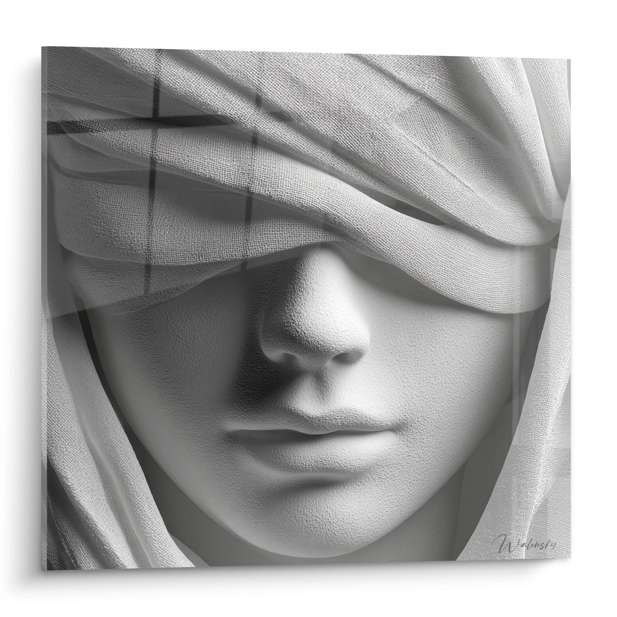 Schwarz-weiß Wandbild einer Frau mit verhülltem Gesicht durch zarte Bandagen in meditativer Pose