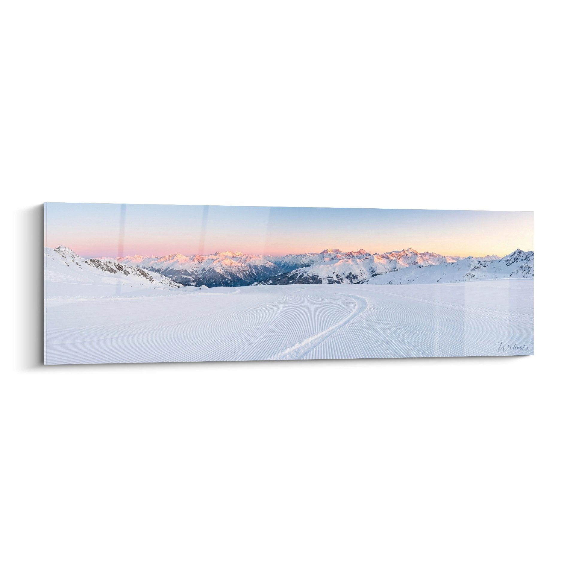 Wandbild verschneite Bergpiste mit Sonnenaufgang und majestätischem Alpenpanorama für Snowboard-Liebhaber