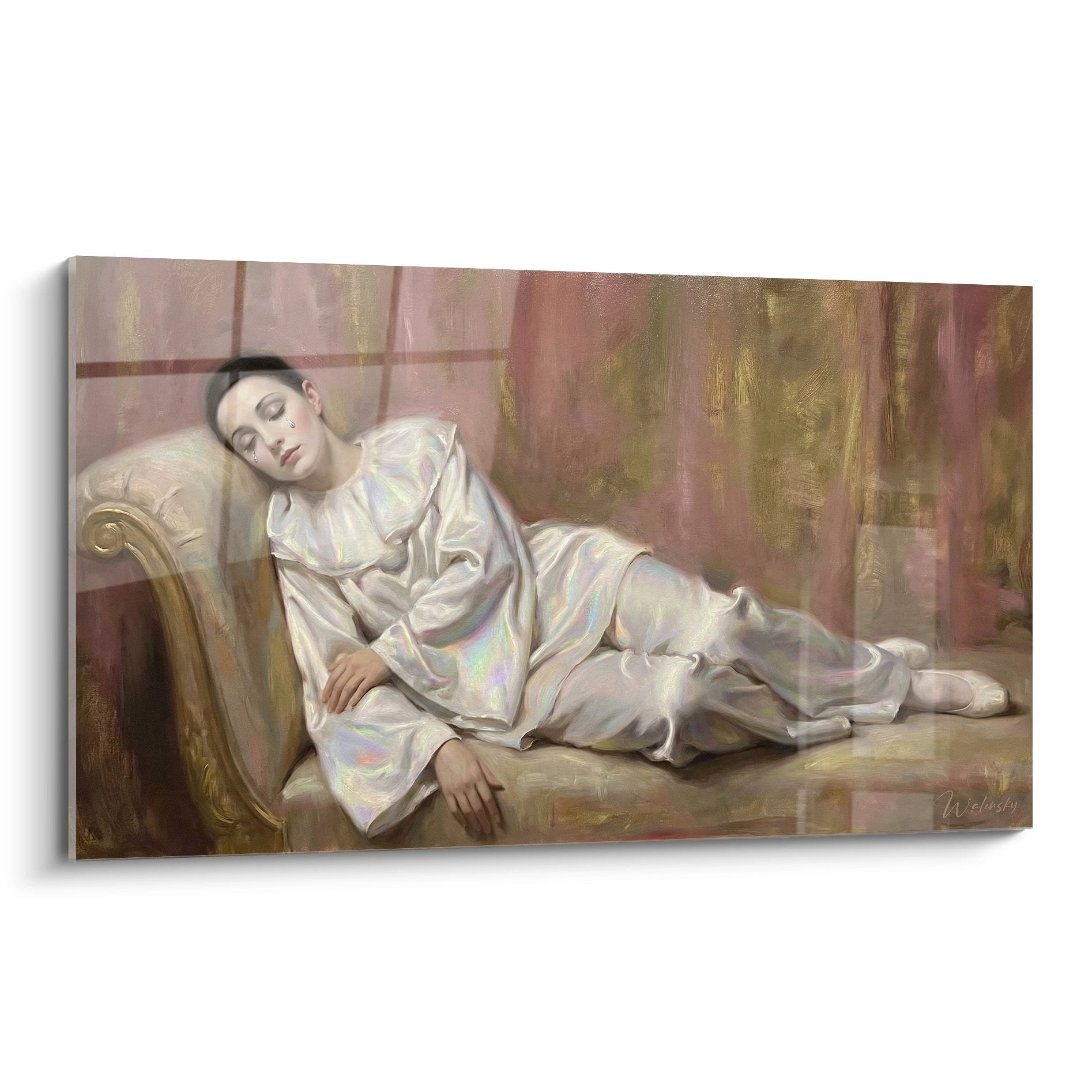 Wandbild eines ruhenden Pierrots in weißem Zirkuskostüm auf goldenem Sofa mit warmer Farbpalette