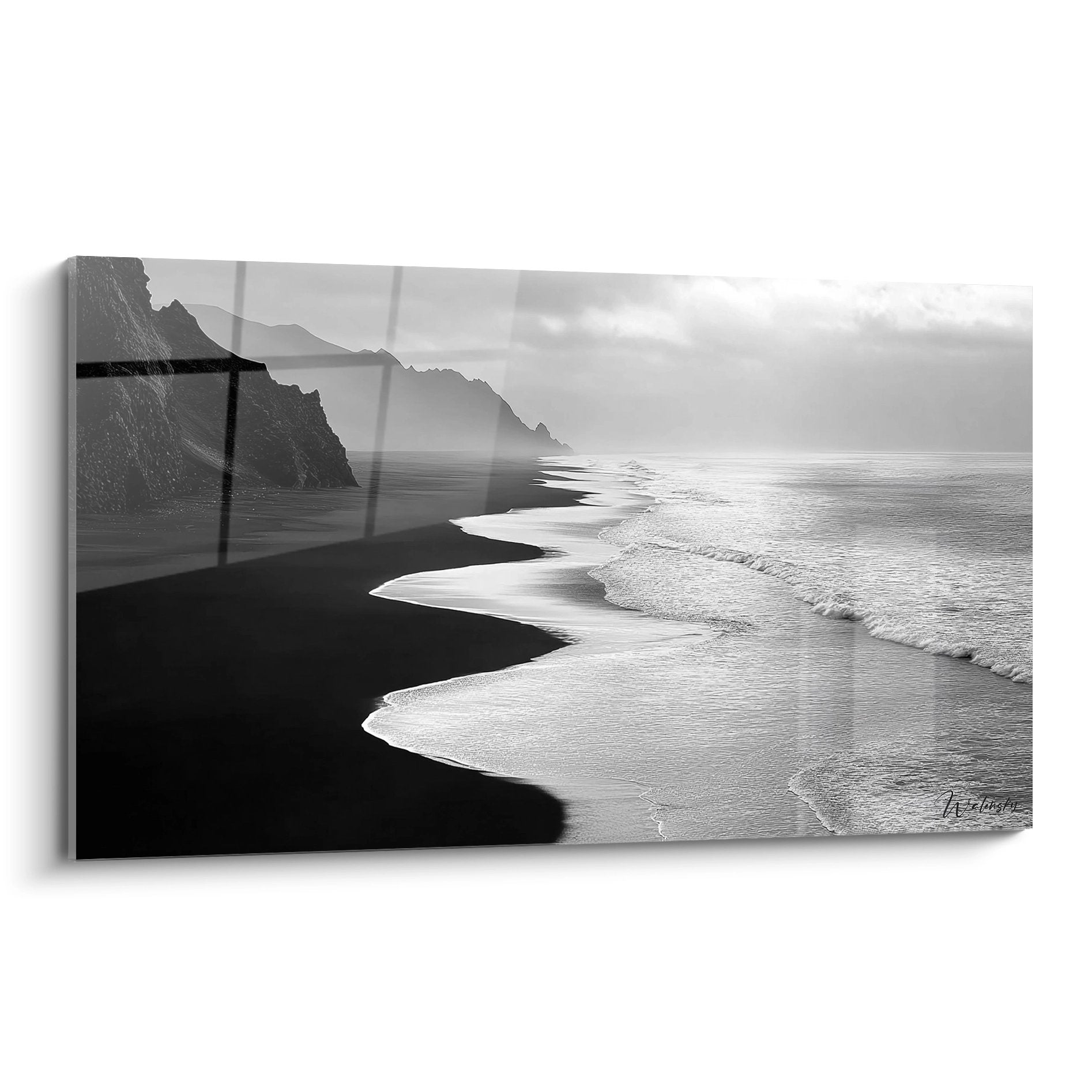 Schwarzer Vulkanstrand mit weißen Wellen und dramatischen Klippen in schwarz-weiß Fotografie