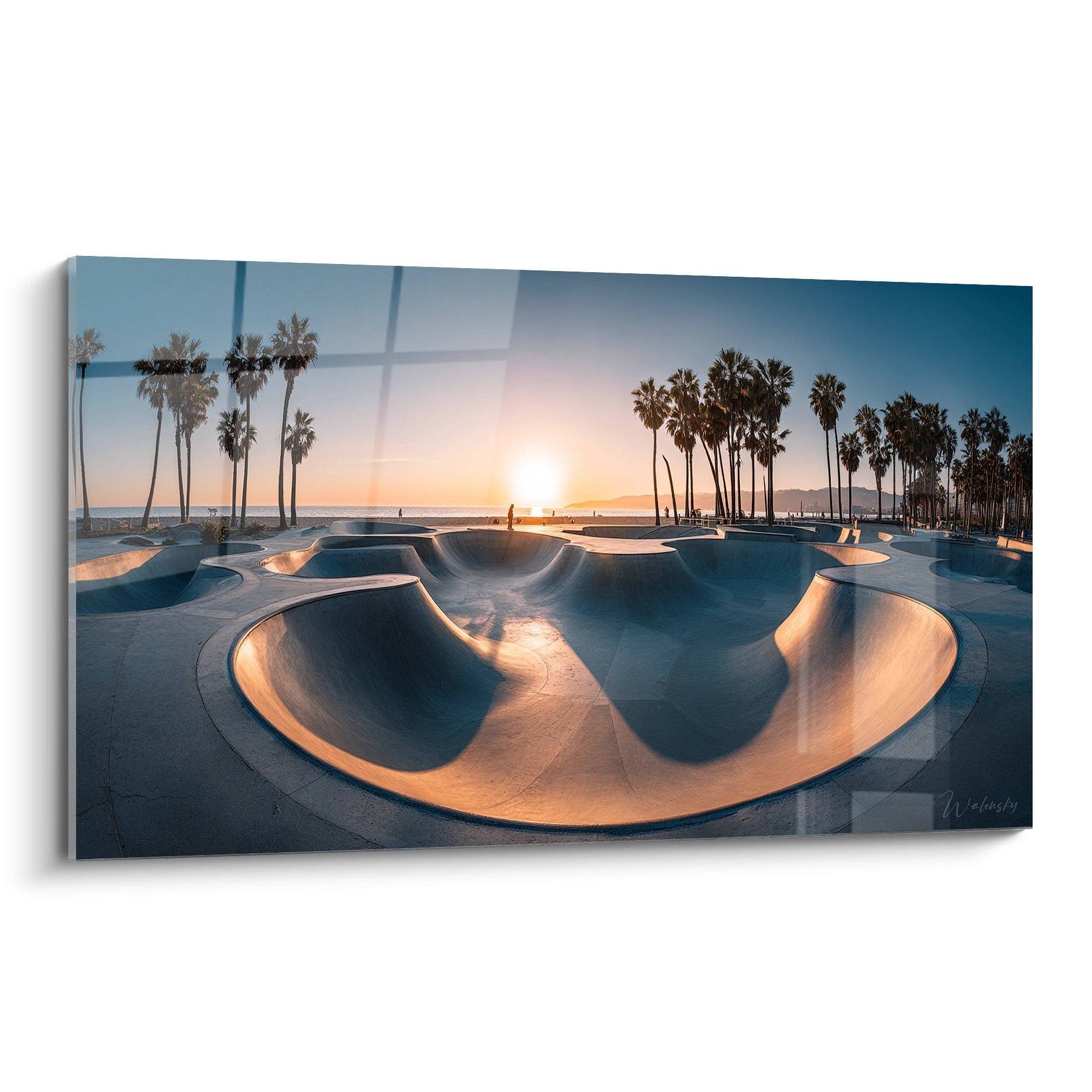 Venice Beach Skatepark Wandbild mit Betonbowls bei Sonnenuntergang und Palmen im Hintergrund - Skateboard-Kunst