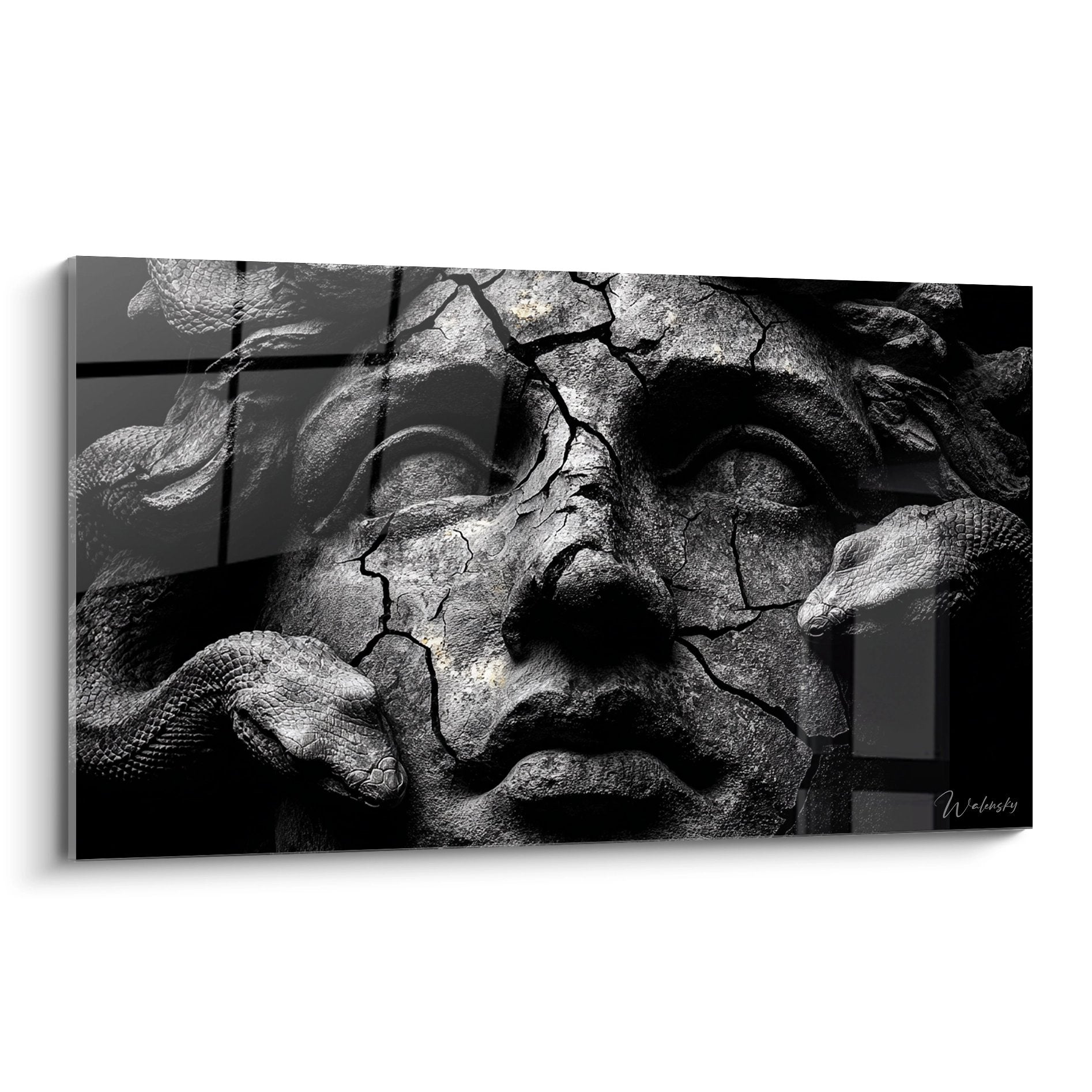 Schwarz-weißes Wandbild mit verschlungenen Schlangen in antikem Steinrelief mit detailreicher Textur