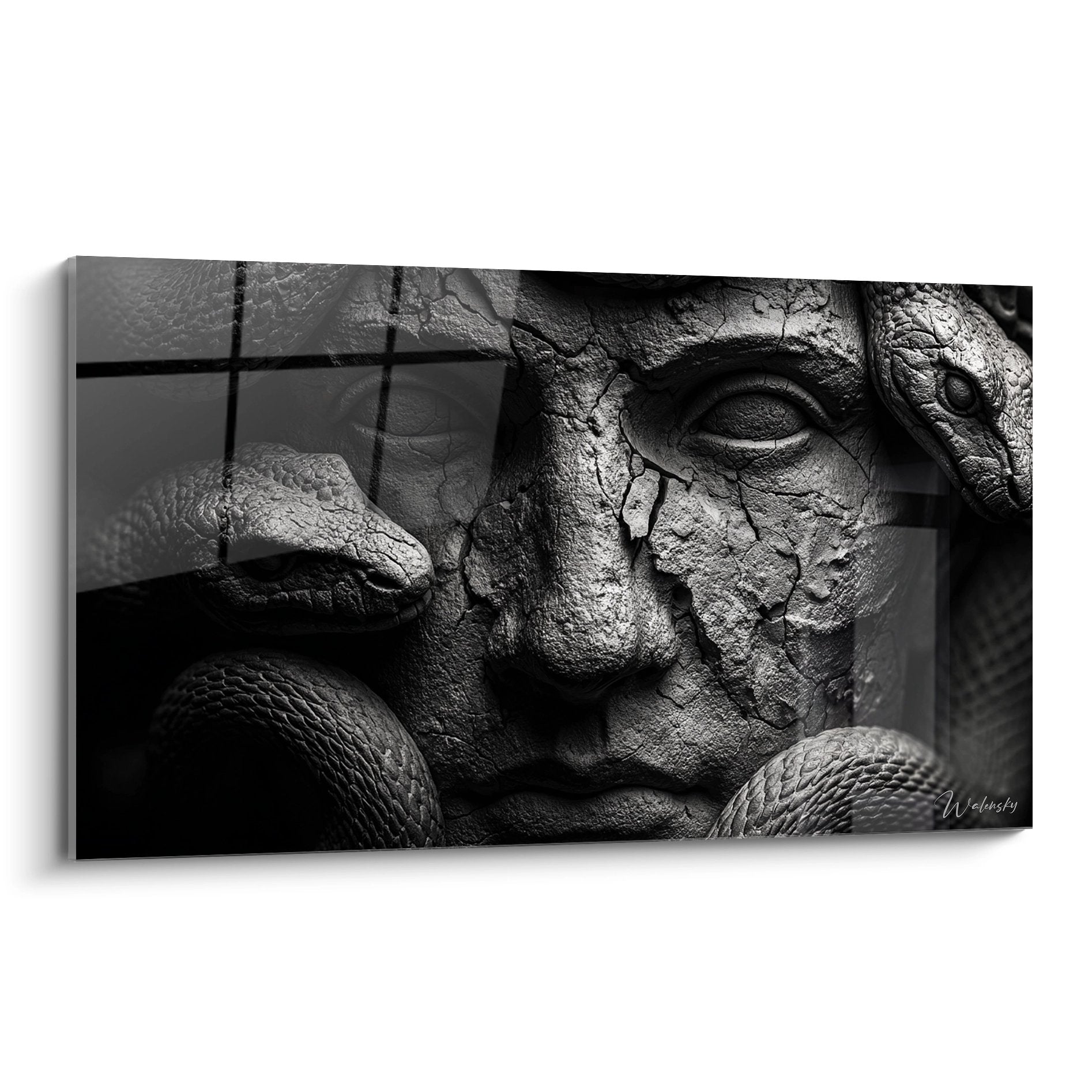 Schwarzweiß Wandbild einer antiken Statue mit mystischem Auge und Schlangenelementen, verwitterte Steinoberfläche