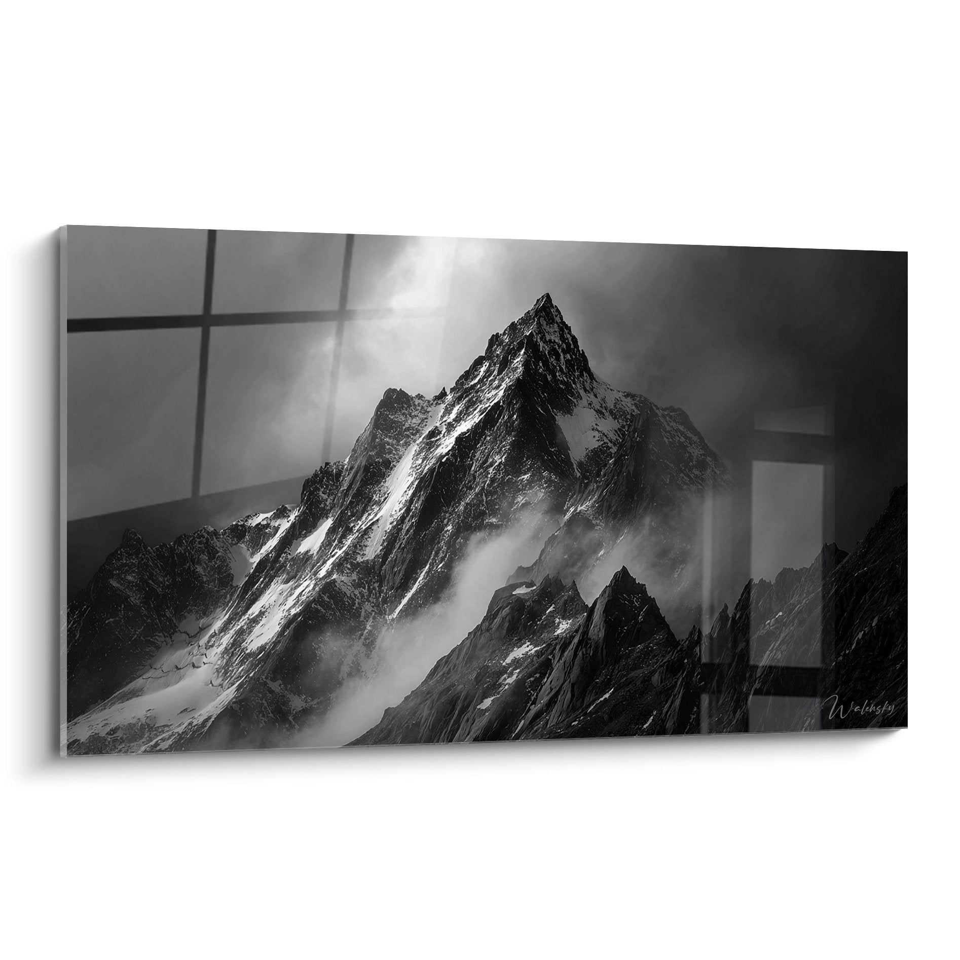 Schwarz-weiß Wandbild majestätischer Bergspitzen mit dramatischen Nebelschwaden und schneebedeckten Alpengipfeln