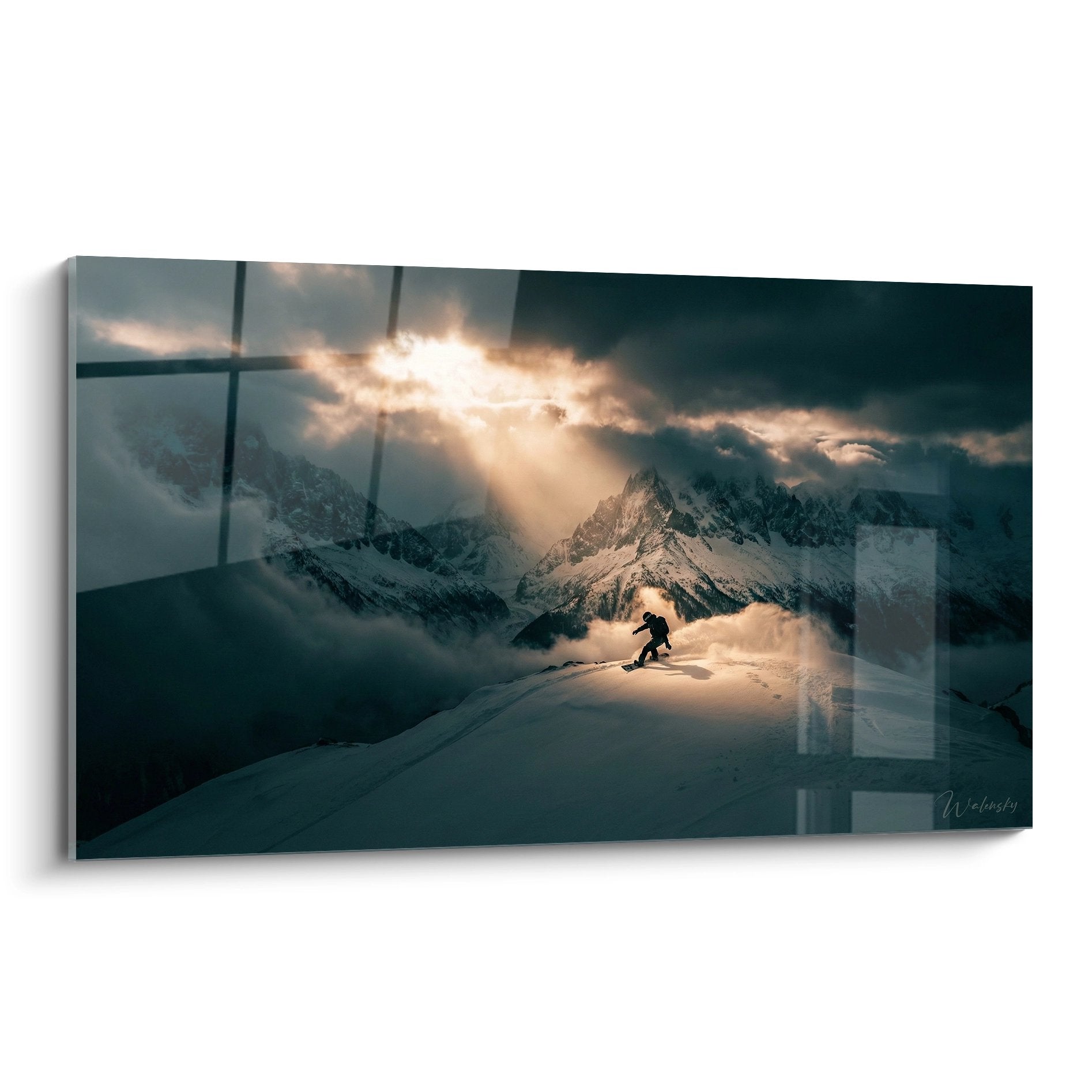 Snowboarder in dramatischer Berglandschaft mit Sonnenstrahlen durch Wolken - Wandbild Edition Snowboard