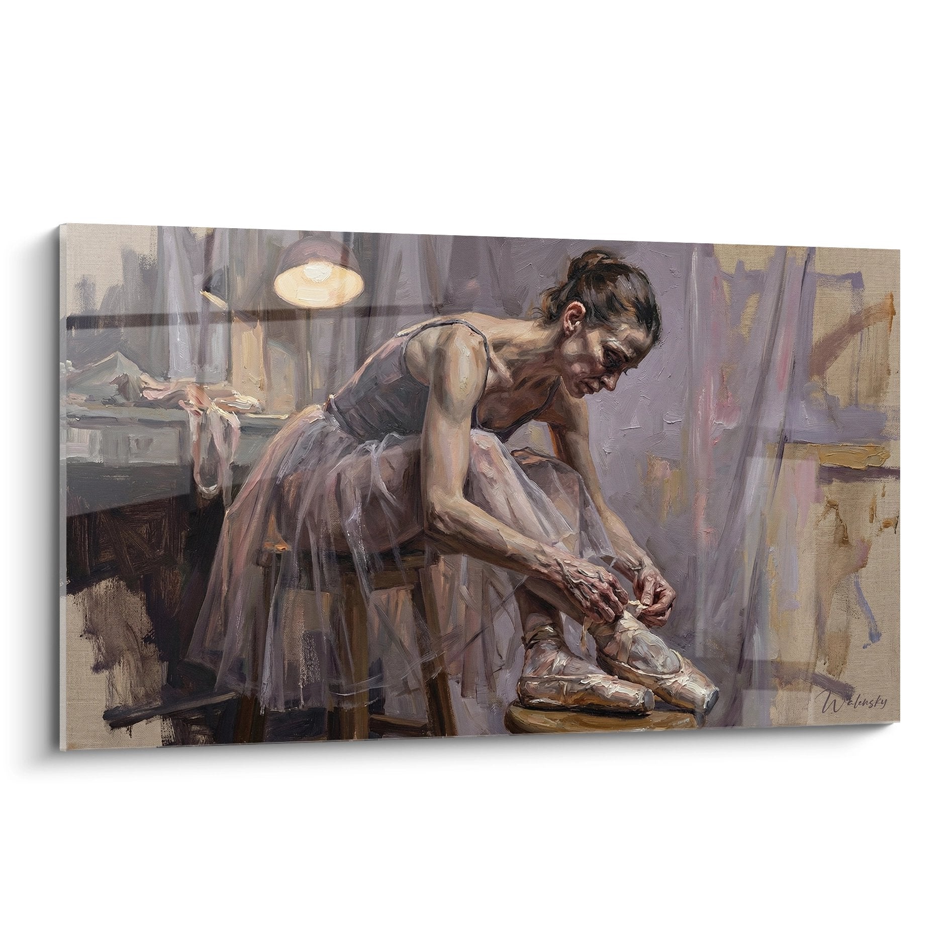 Wandbild einer Ballerina beim Anziehen von rosa Spitzenschuhen im warmbeleuchteten Umkleideraum