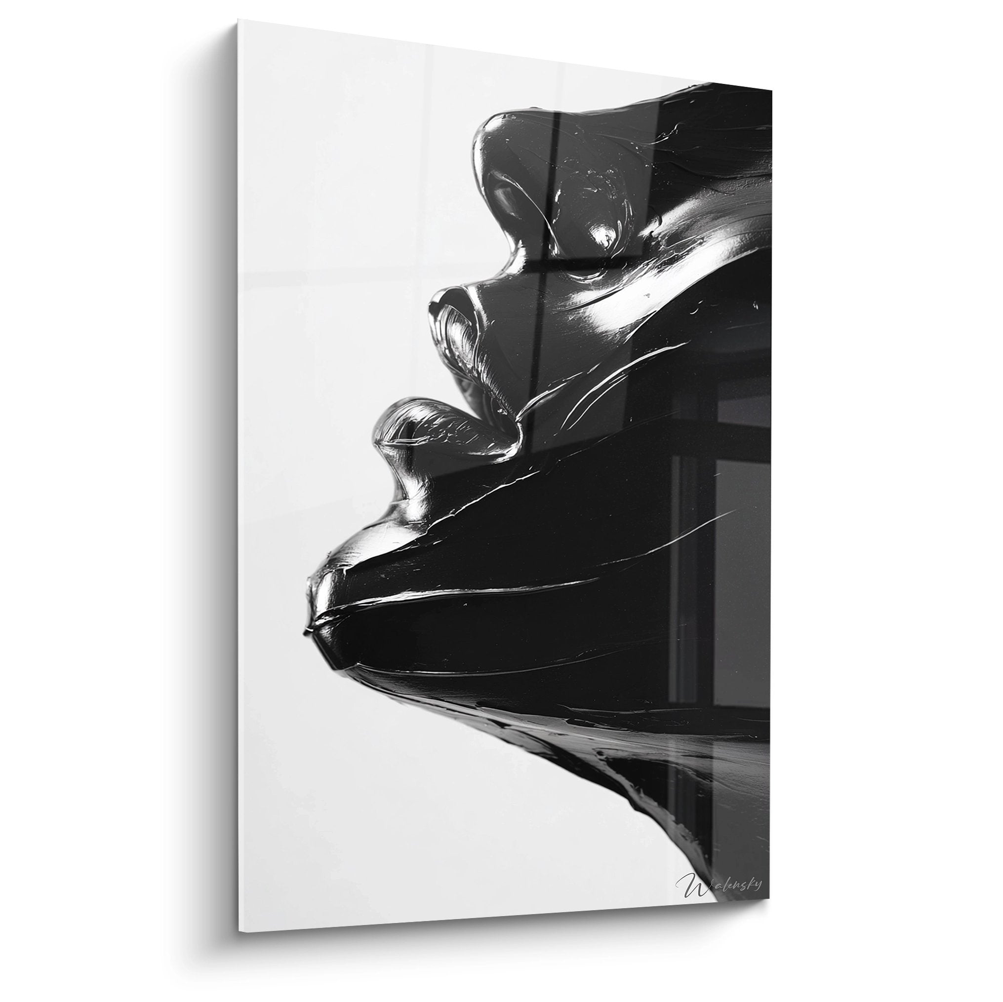 Wandbild abstrakte schwarze Skulptur mit glänzender Oberfläche in schwarz-weiß Fotografie für moderne Wohnräume