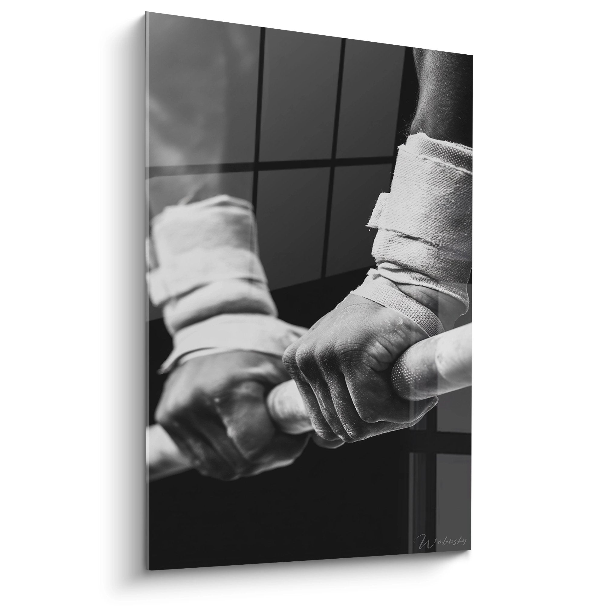 Schwarz-Weiß Wandbild mit Boxerhandschuhen in dramatischem Licht für Sporträume und moderne Einrichtung