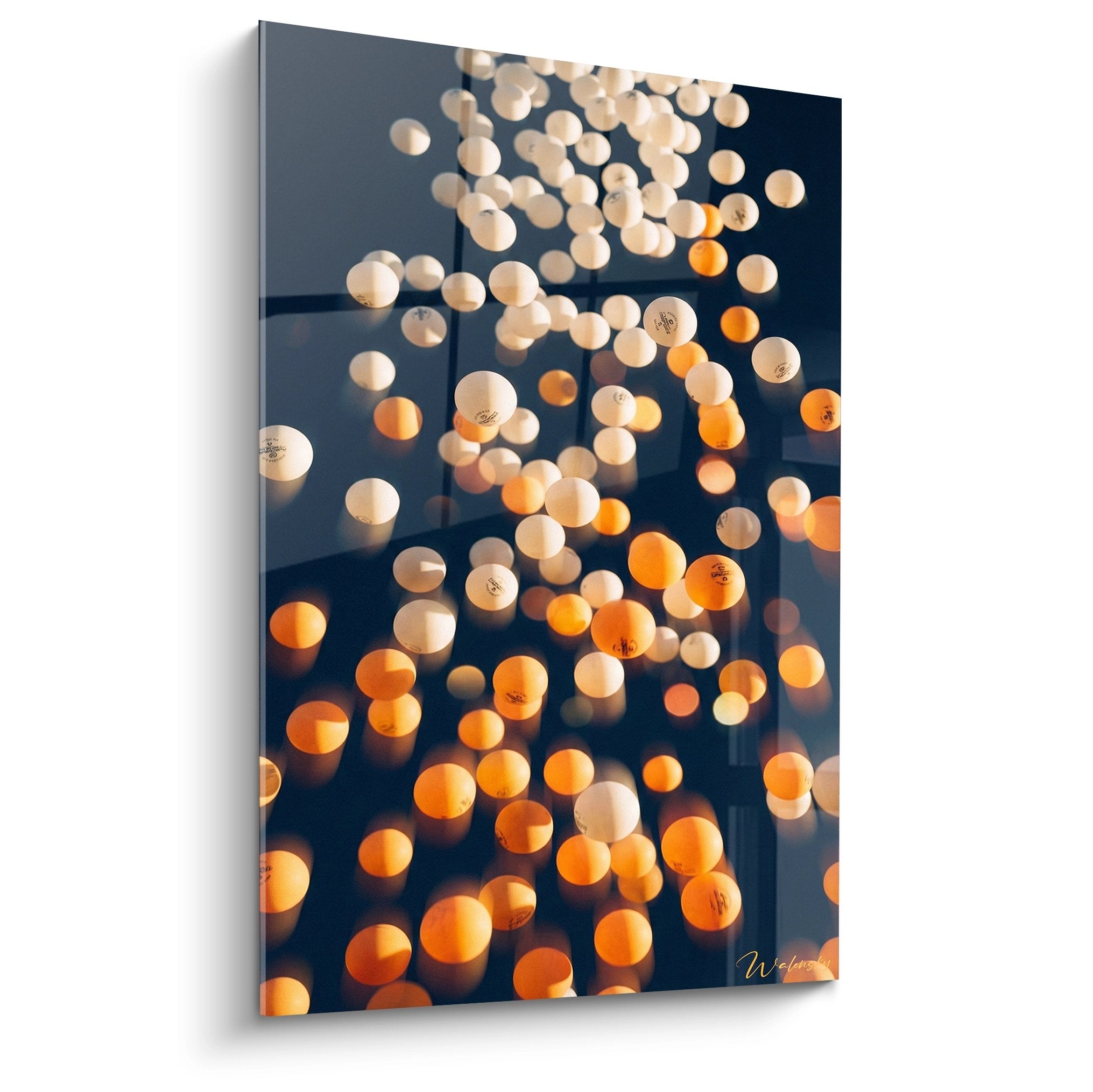 Wandbild mit leuchtenden Tischtennisbällen in warmem Bokeh-Licht vor dunklem Hintergrund