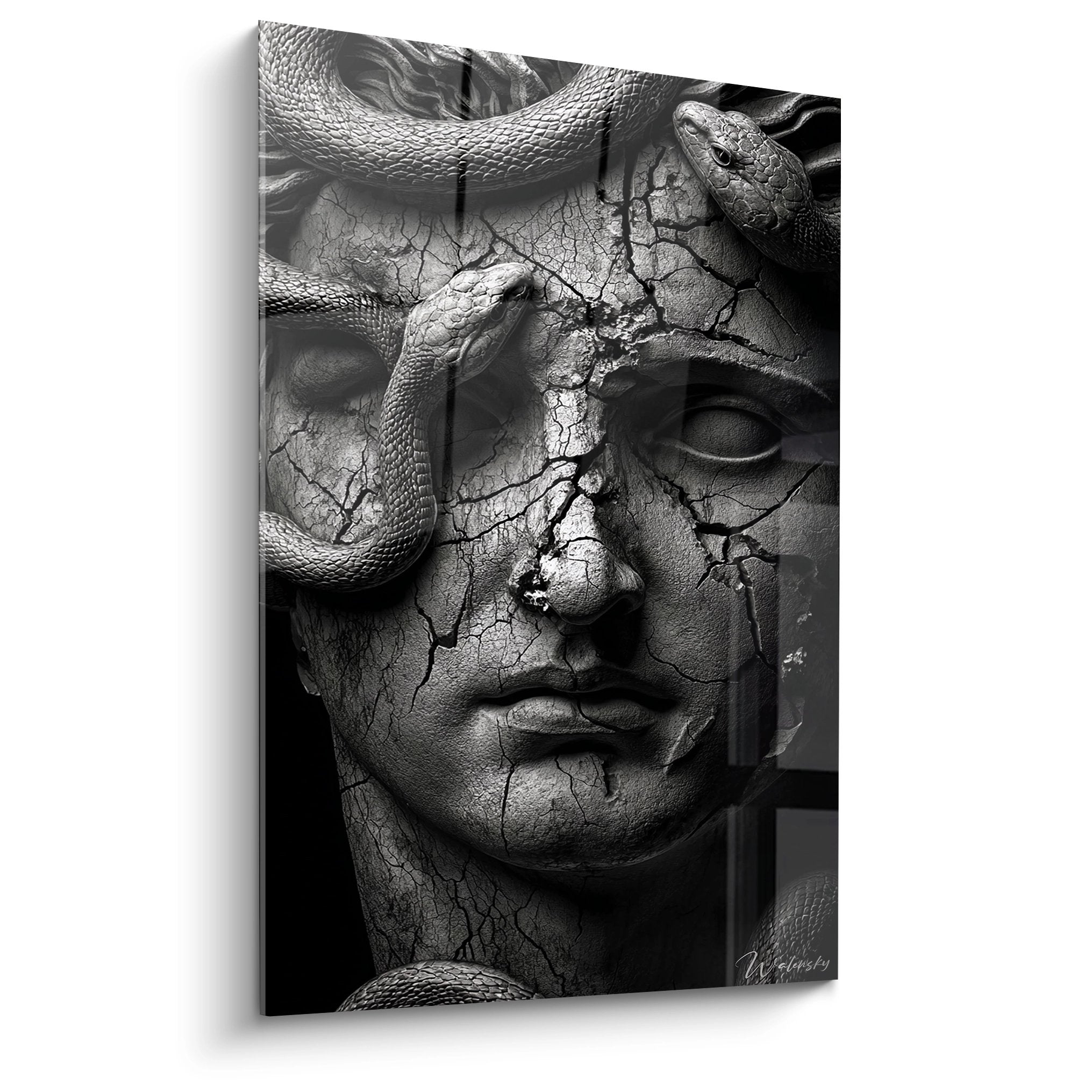 Schwarz-weißes Wandbild der Medusa mit Schlangen in rissiger Steinoptik, mythologische Kunst