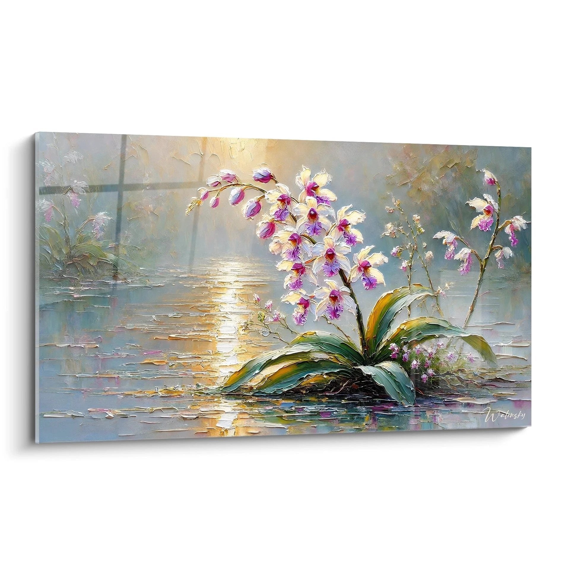 Wandbild mit weißen und violetten Orchideen am Wasser mit goldenem Licht und Spiegelungen