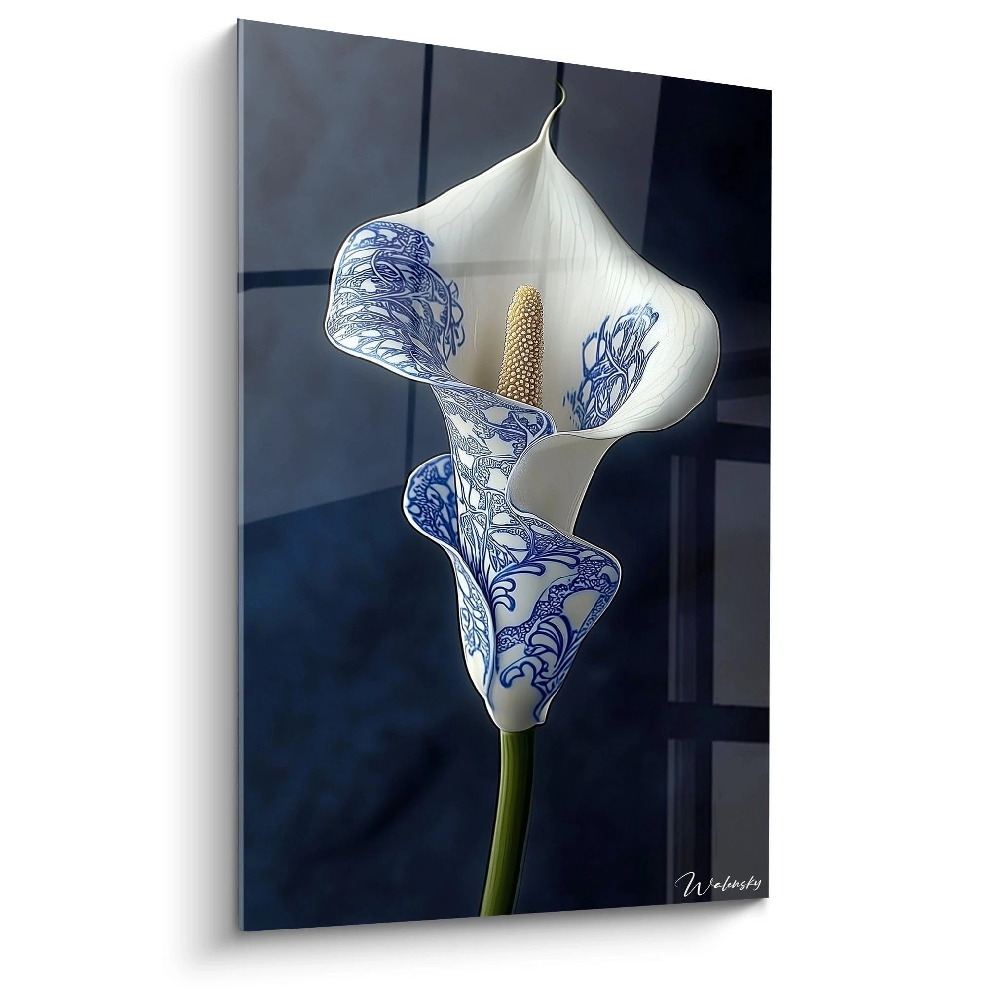 Wandbild einer weißen Calla-Blüte mit blauen Porzellanmustern vor dunklem Hintergrund
