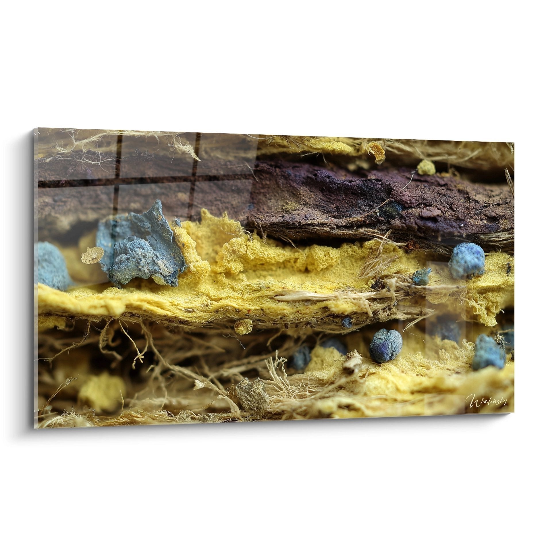 Abstraktes Wandbild mit gelben Mineralien und blauen organischen Strukturen auf Holzuntergrund