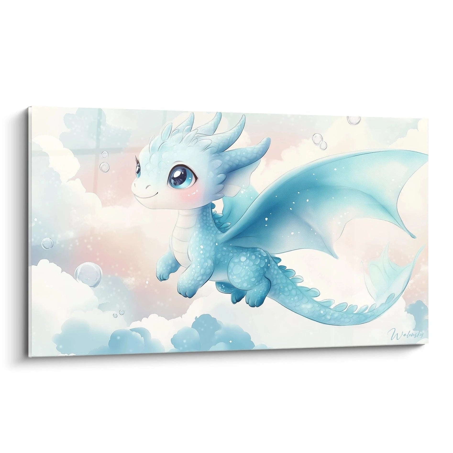 Niedlicher Baby Wasserdrache mit blauen Augen schwebt durch pastellfarbene Wolken - Wandbild Edition Drachen