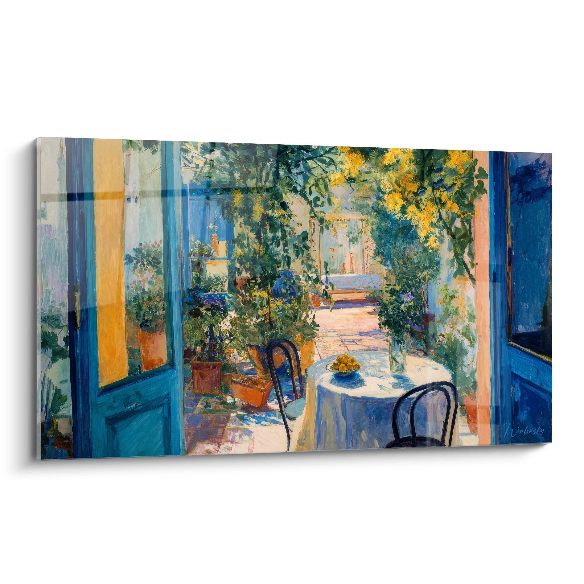Wandbild mediterrane Terrasse mit blauen Fenstern, gelben Blumen und gemütlichem Gartentisch