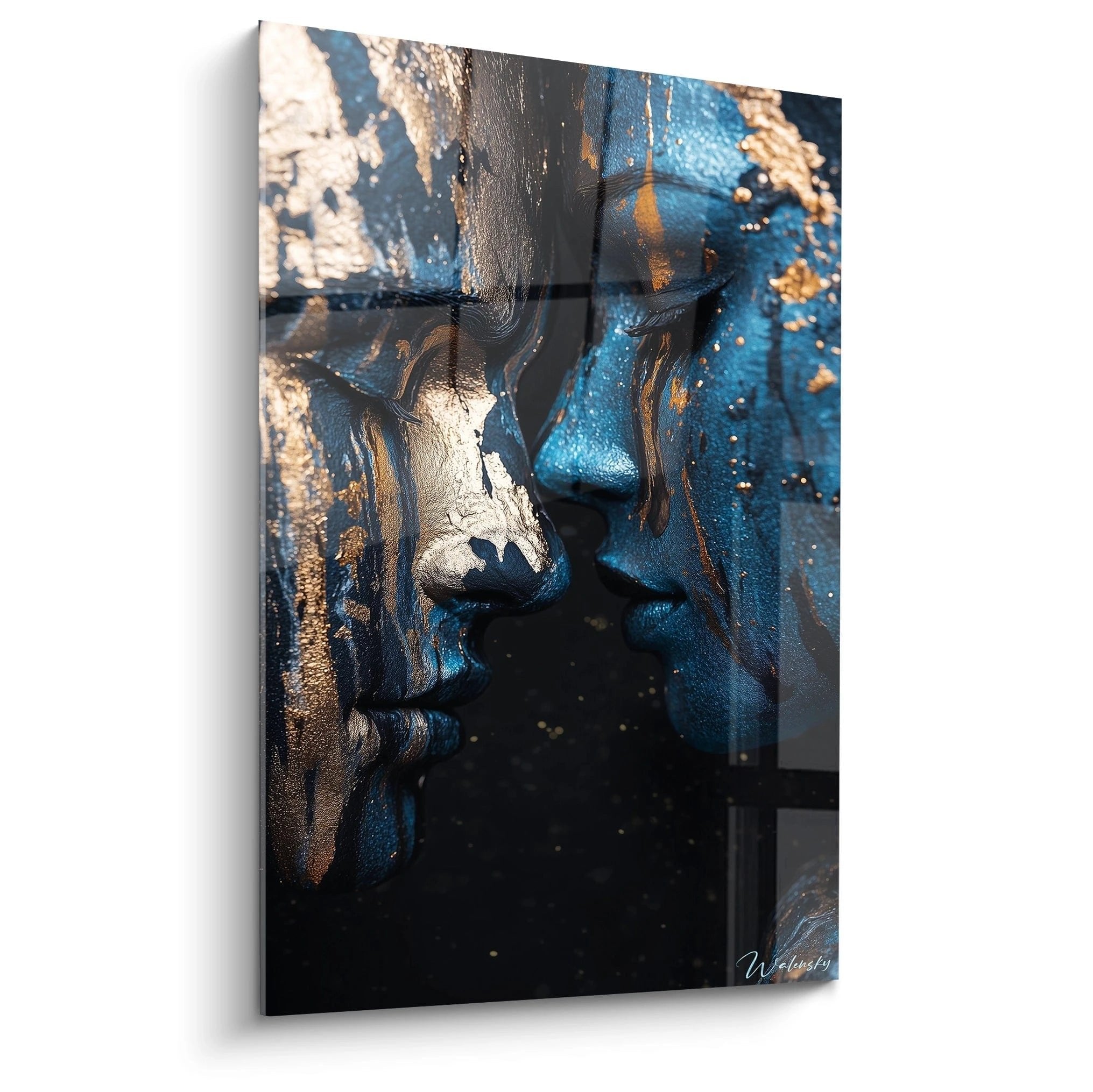 Mystisches Gesicht mit blau-goldener Bemalung und glitzernden Partikeln - abstrakte Wandkunst