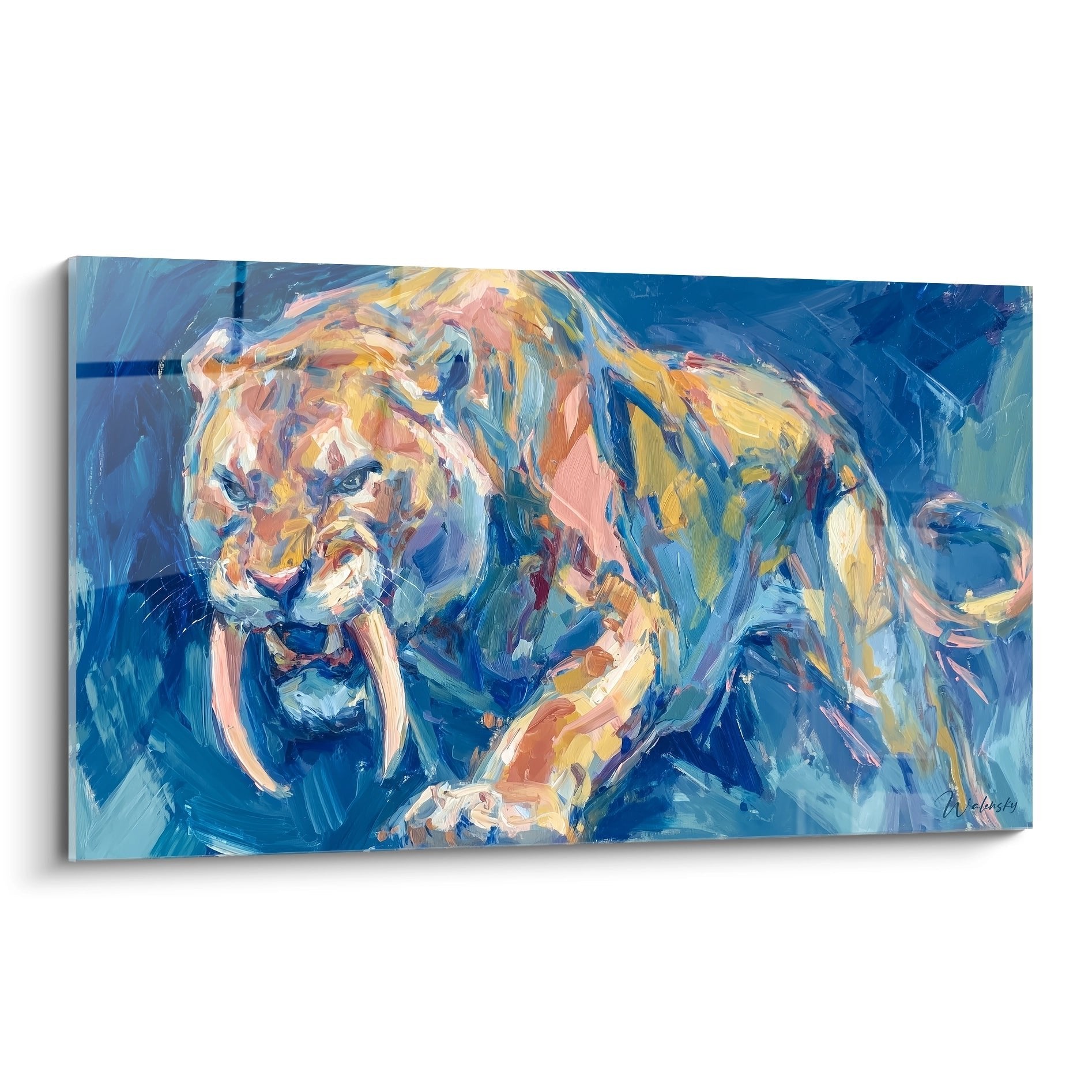 Expressives Säbelzahntiger Wandbild mit kraftvollen Pinselstrichen in warmen Farbtönen und markanten Säbelzähnen