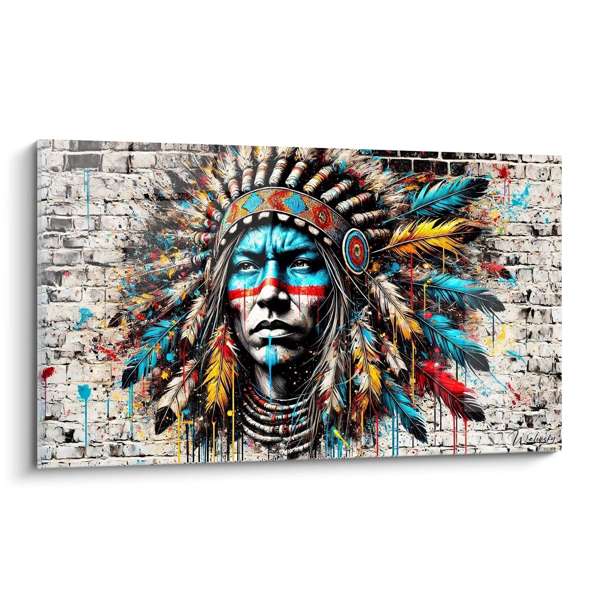 Street Art Wandbild indianischer Krieger mit buntem Federschmuck und Kriegsbemalung auf Backsteinwand