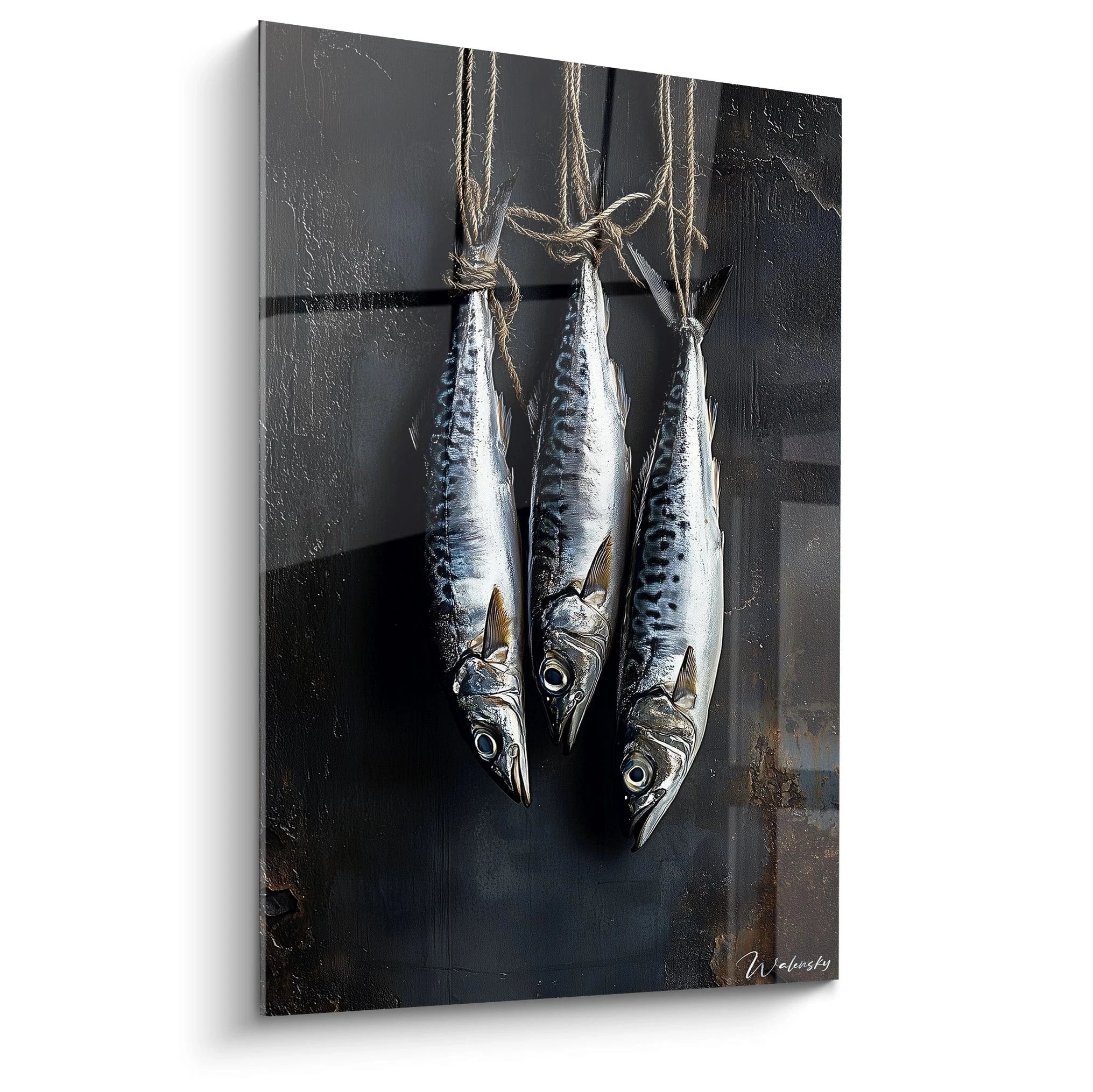 Wandbild drei hängende Makrelen an Seilen vor dunklem Hintergrund für Küchendekoration