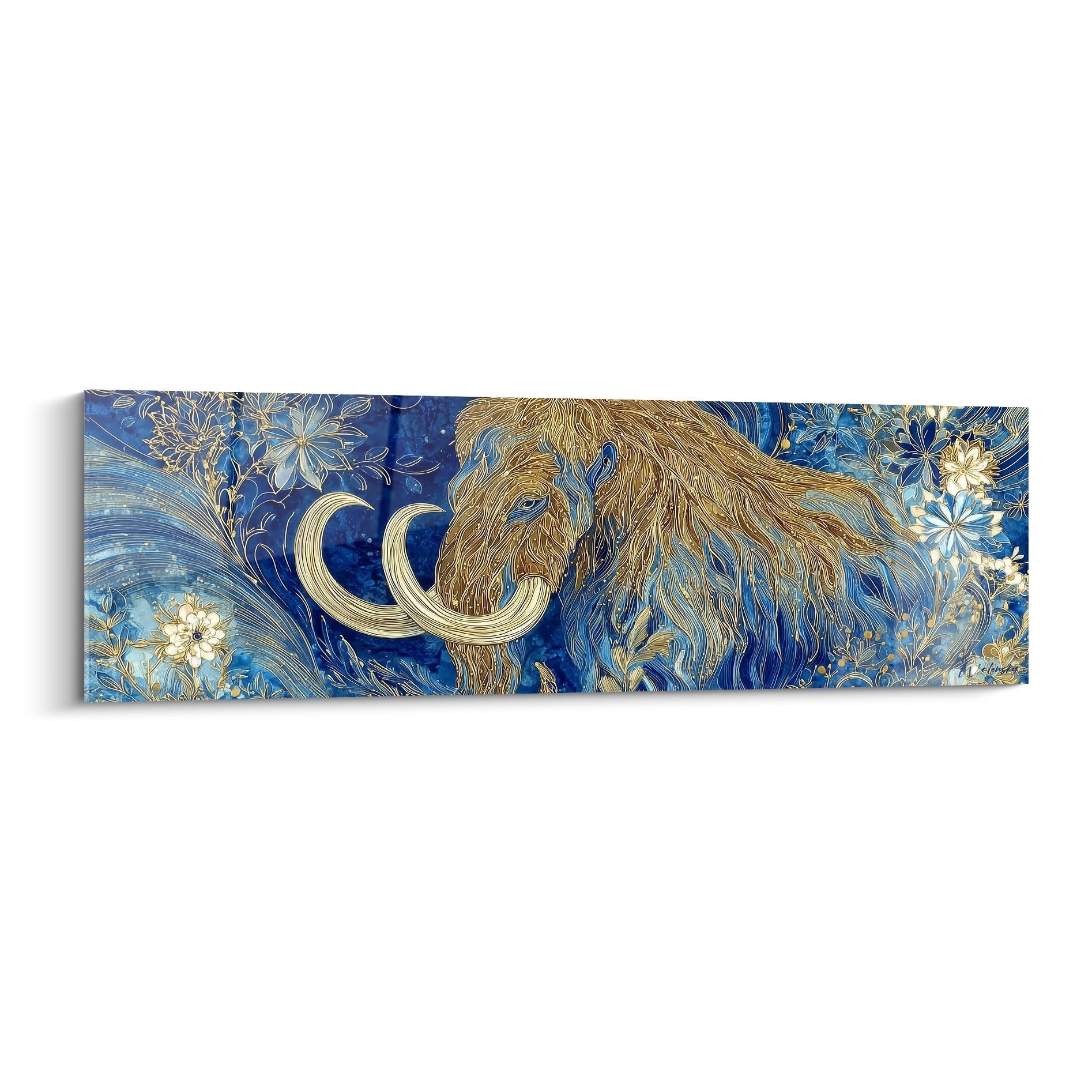 Kunstvolles Wandbild mit Wollmammut in blau-goldener Ornamentik, umgeben von floralen Elementen und Schneeflocken