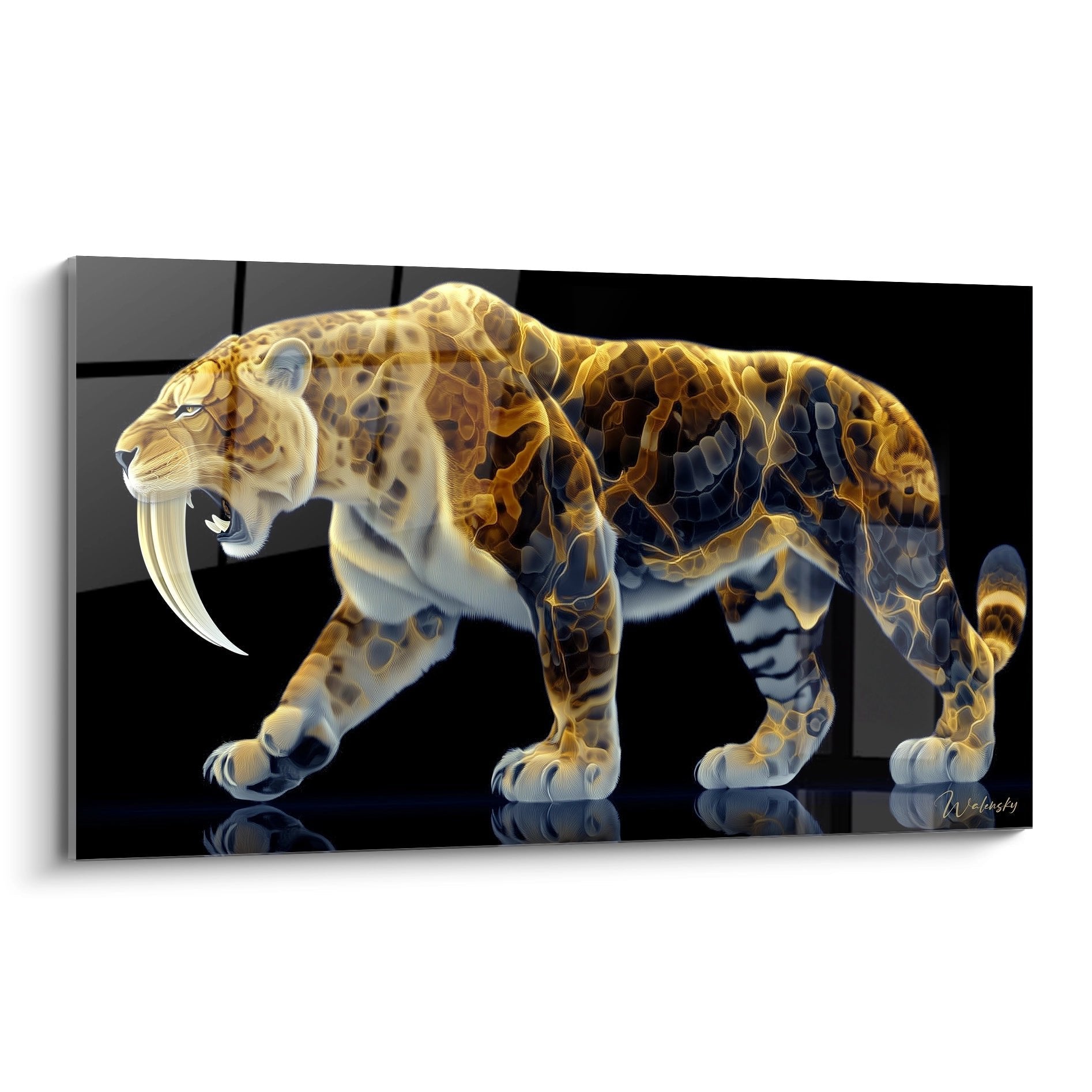 Wandbild Säbelzahntiger mit leuchtenden goldenen Energiefeldern vor schwarzem Hintergrund, urzeitliche Raubkatze Kunstwerk