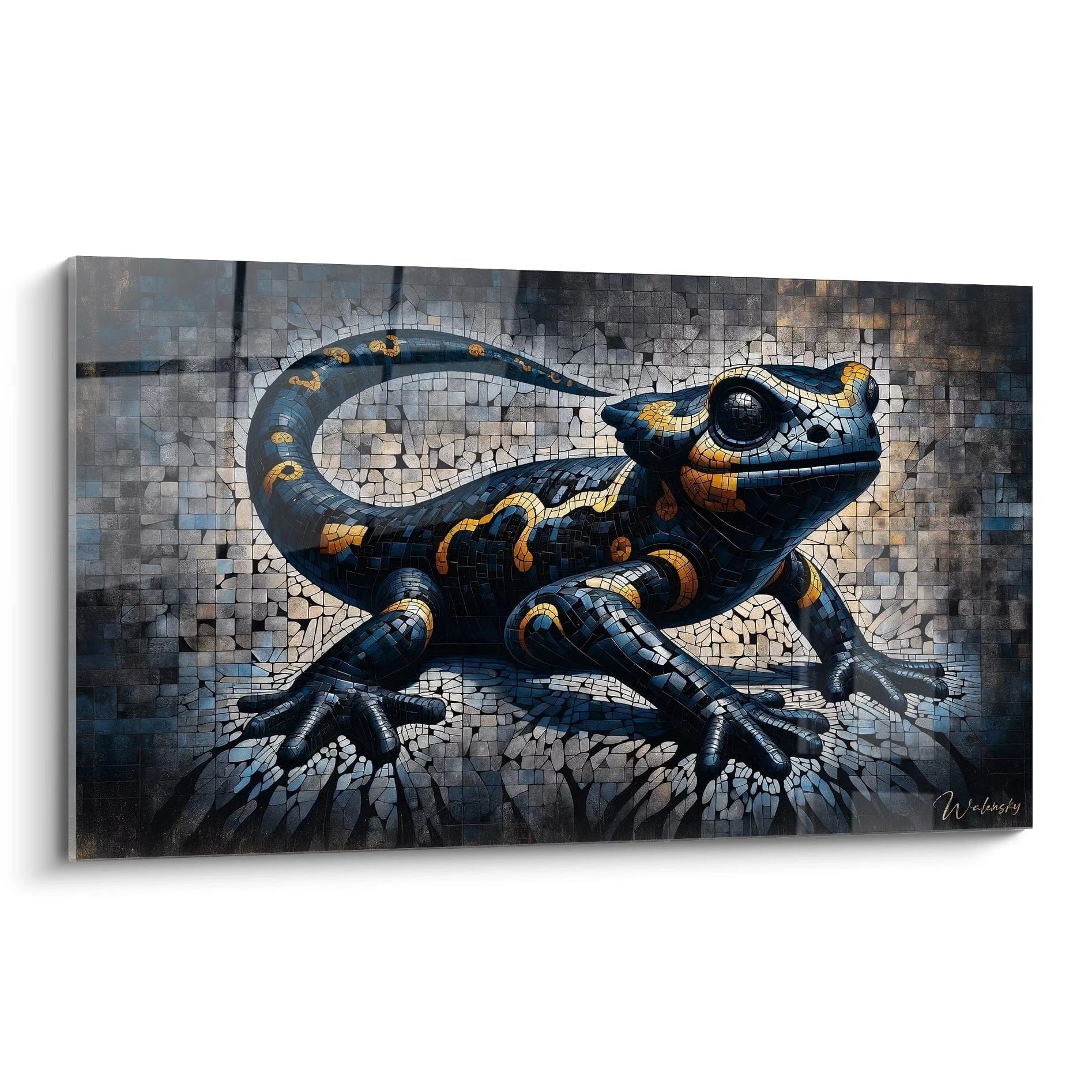 Wandbild Gecko in Mosaik-Optik mit blauen und goldenen Steinkacheln auf grauem Hintergrund