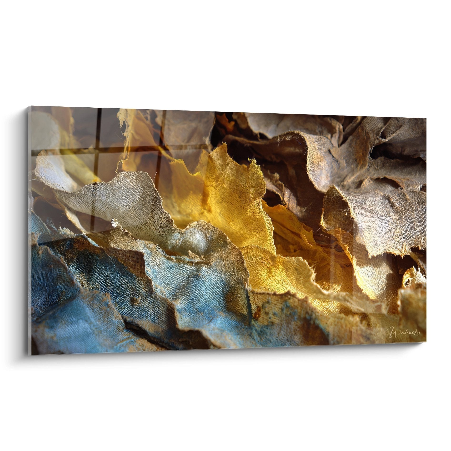 Abstrakte Collage aus goldenen und blauen Stoffelementen mit verschiedenen Texturen und Materialien