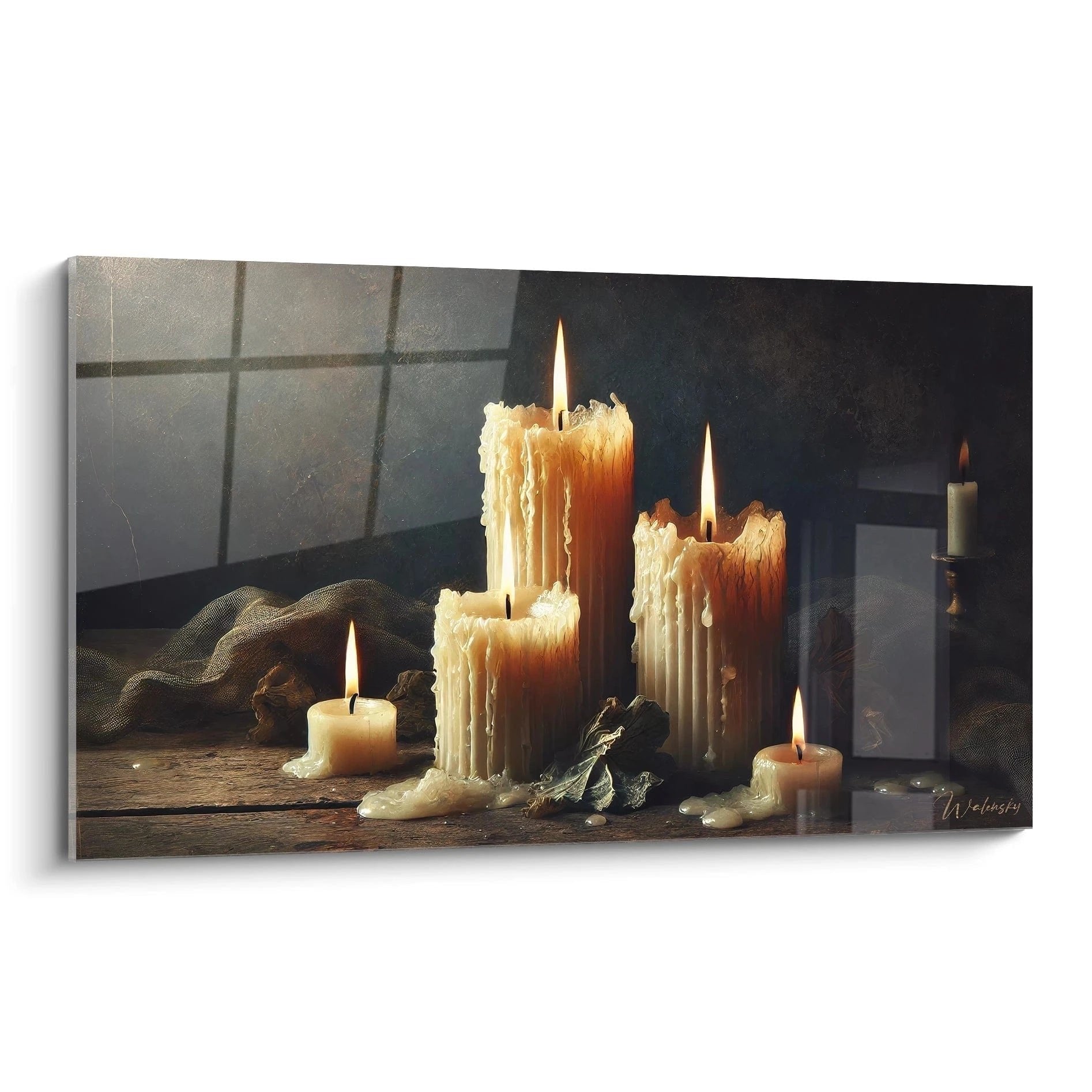 Wandbild mit brennenden Kerzen verschiedener Größen in warmem Licht auf Holzoberfläche