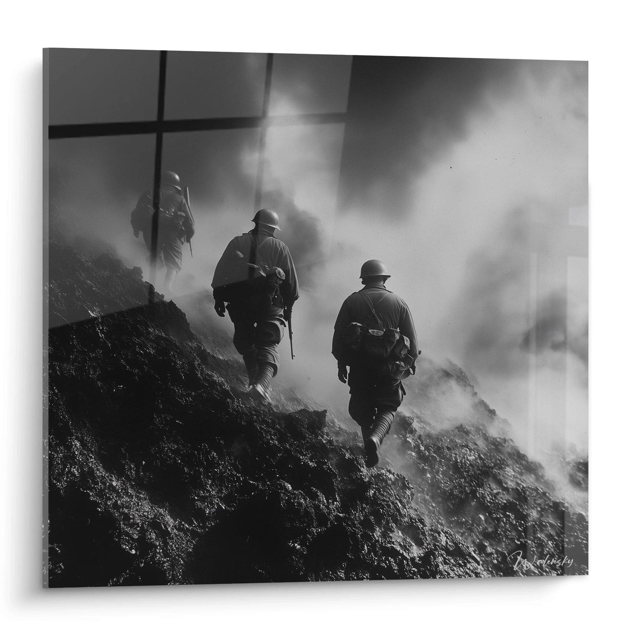 Schwarzweiß Wandbild zeigt Soldaten mit Stahlhelmen im dichten Kampfnebel während des Ersten Weltkriegs