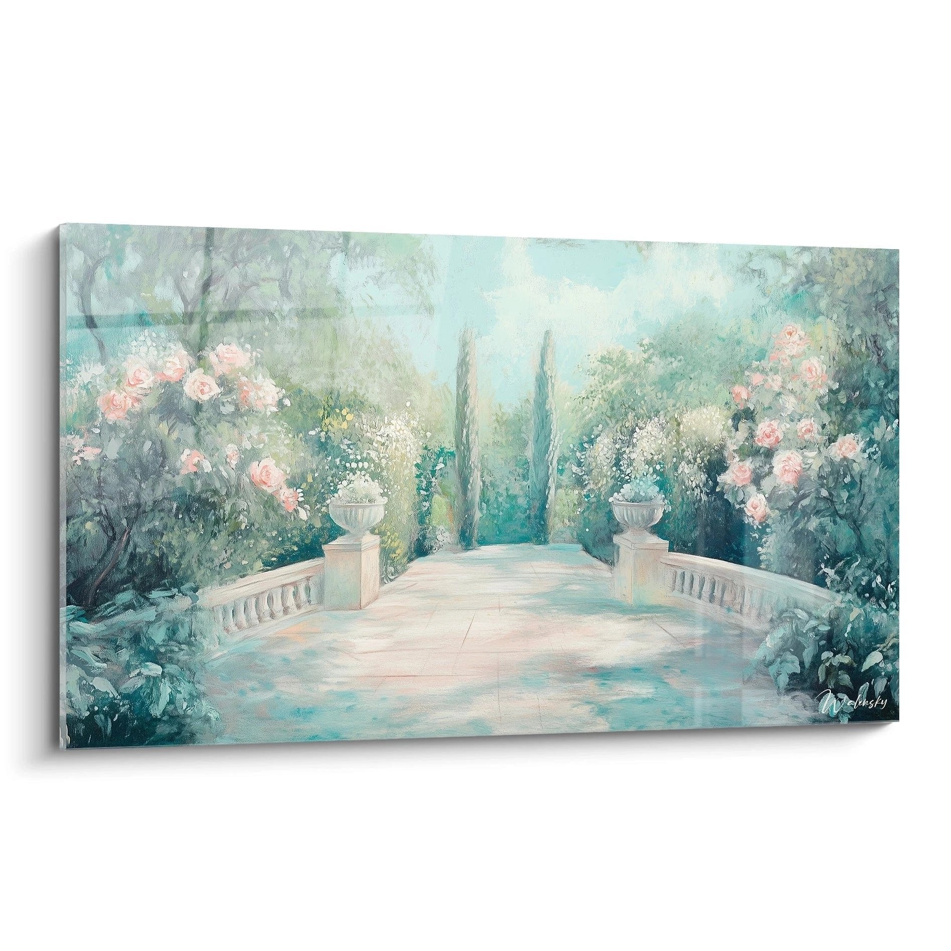 Romantische Garenterrasse mit blühenden Rosen und klassischer Balustrade in Pastellfarben