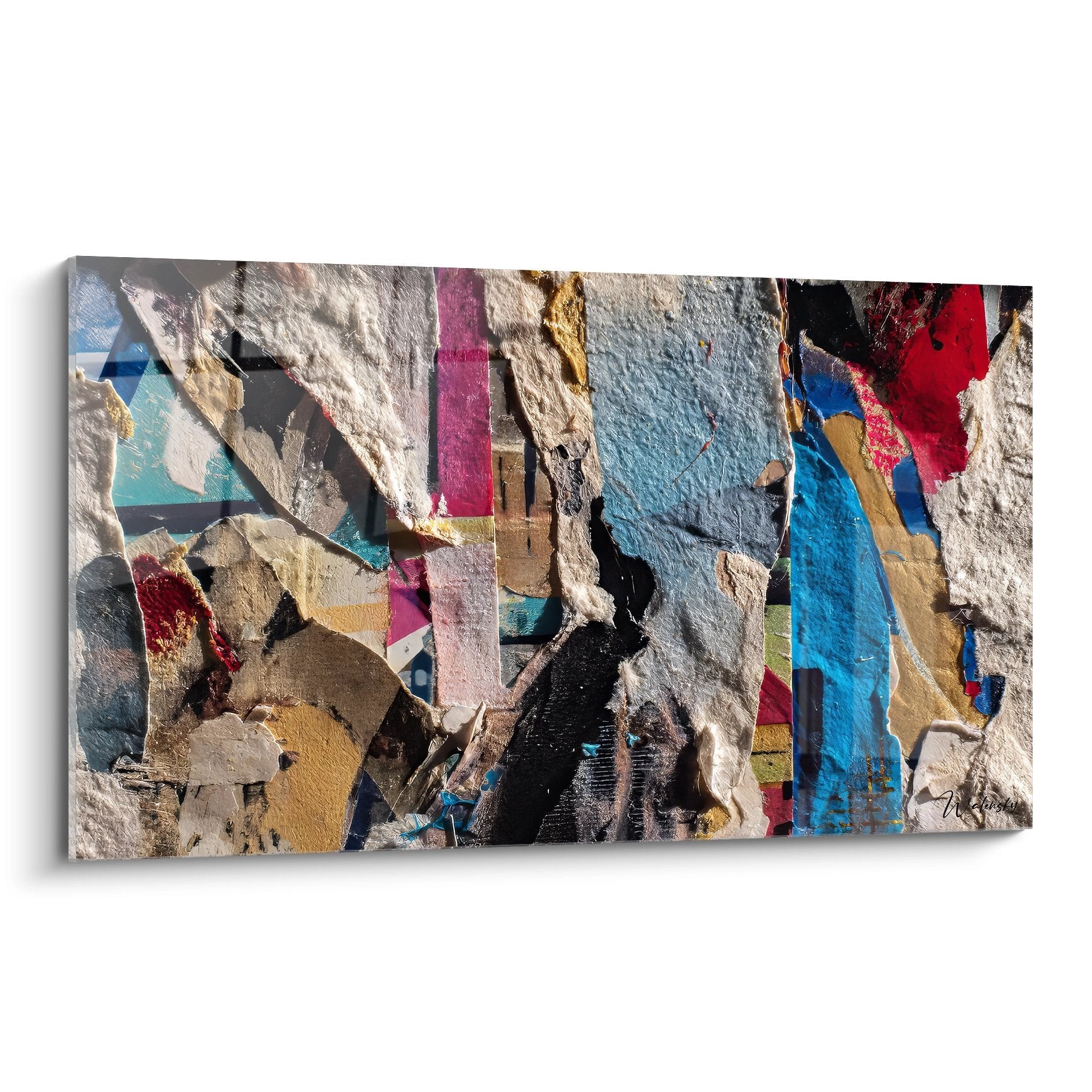 Abstrakte Collage Wandbild mit zerrissenen bunten Postern und Materialschichtungen in Blau Rot Gelb