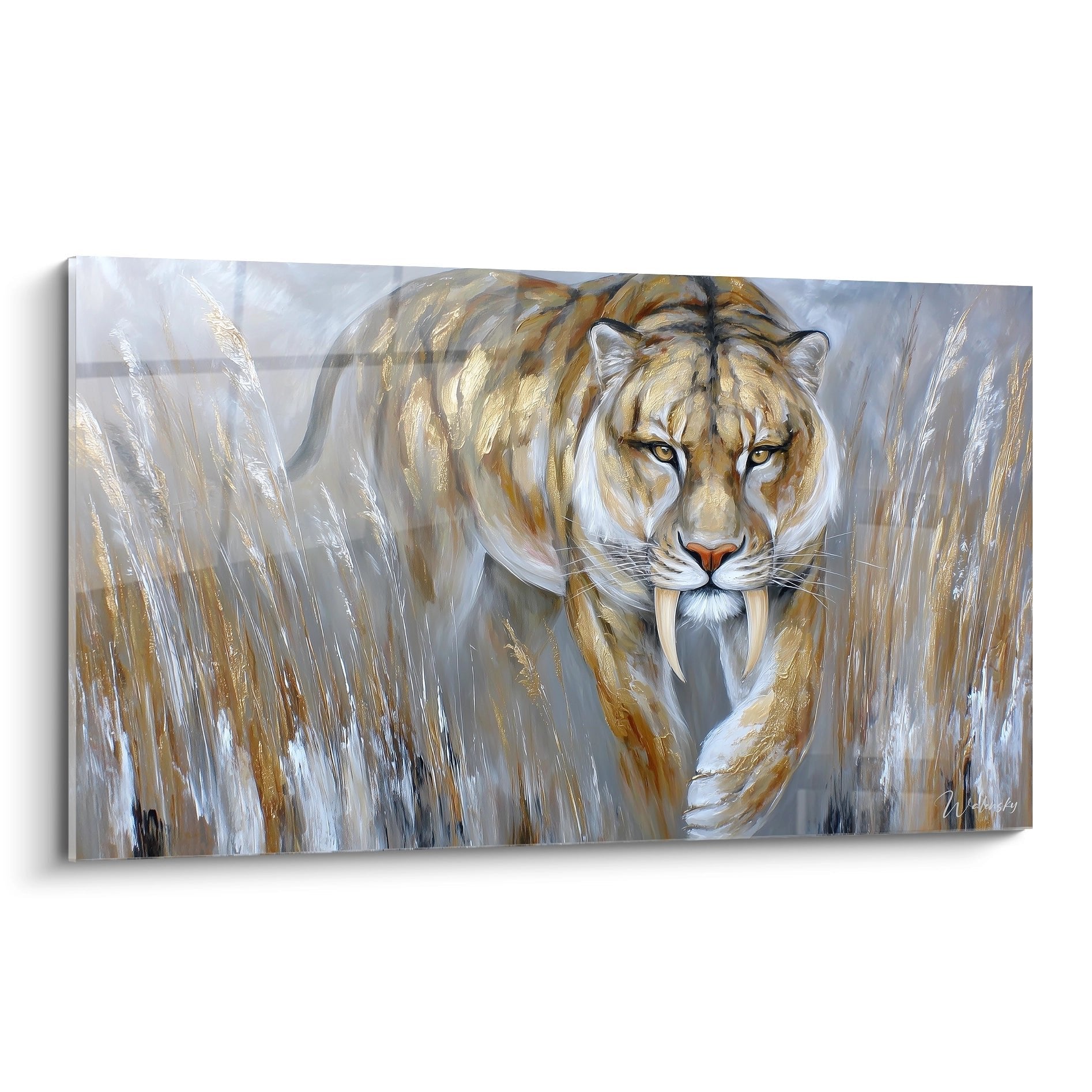 Wandbild eines majestätischen Säbelzahntigers mit langen Säbelzähnen im hohen Gras, realistische Darstellung in Erdtönen