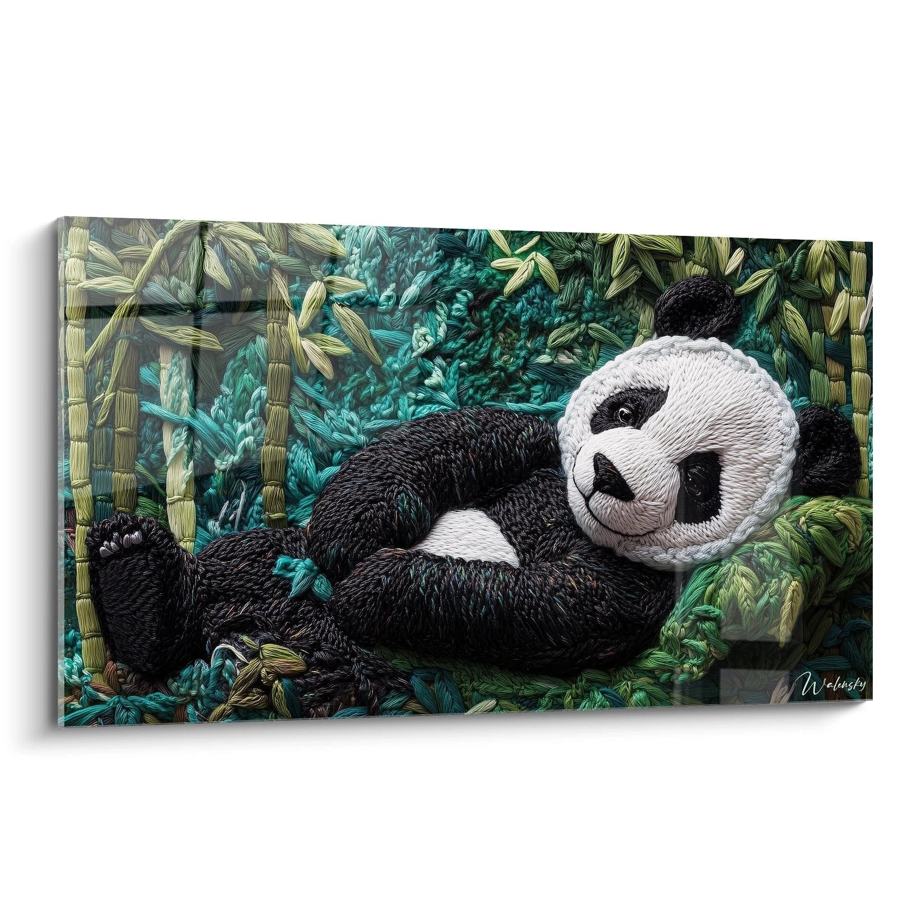 Wandbild Panda in Häkeloptik entspannt im grünen Bambuswald liegend, kunstvolle Textildarstellung
