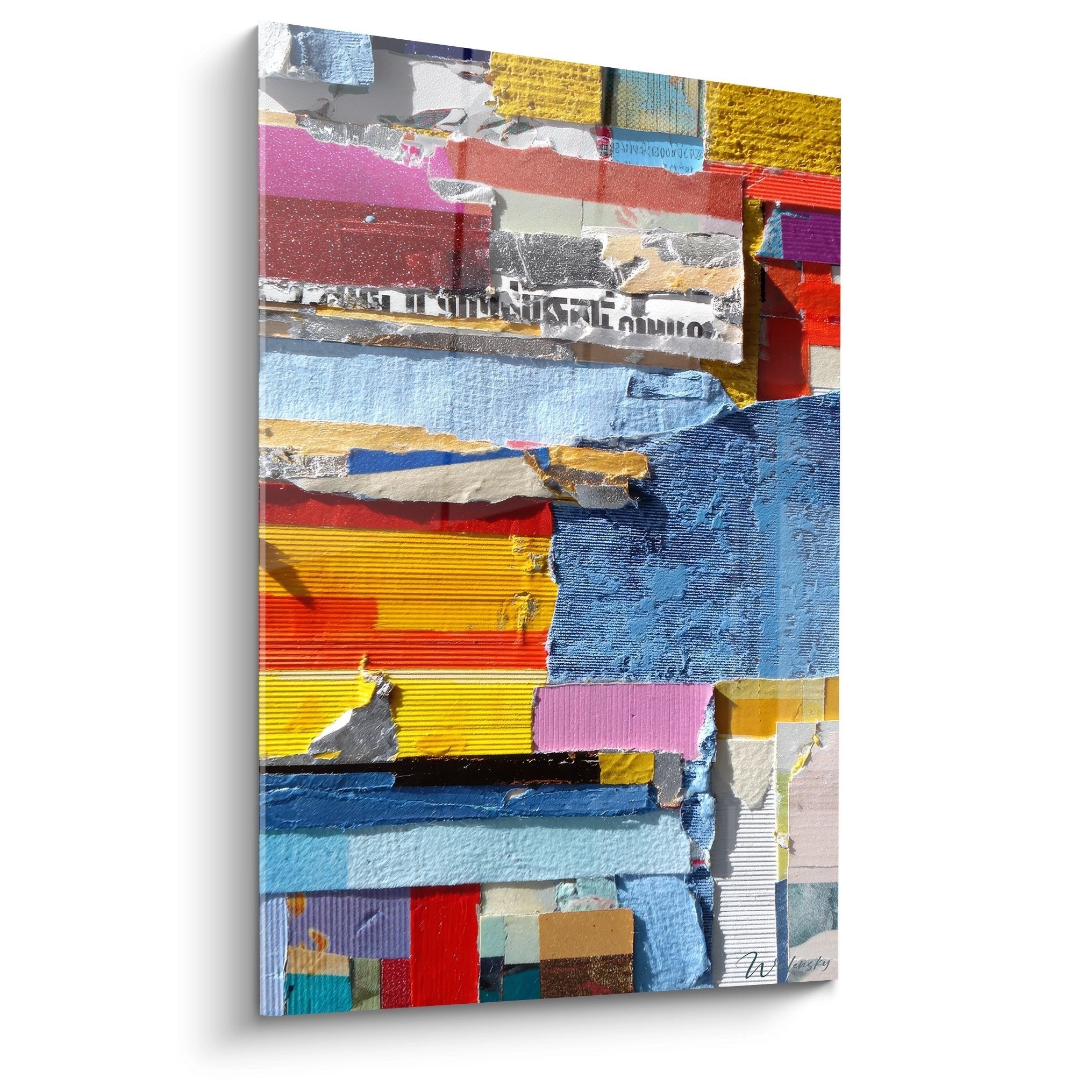 Bunte Materialcollage mit verschiedenen Texturen in Blau, Gelb, Rosa und Rot als modernes Wandbild