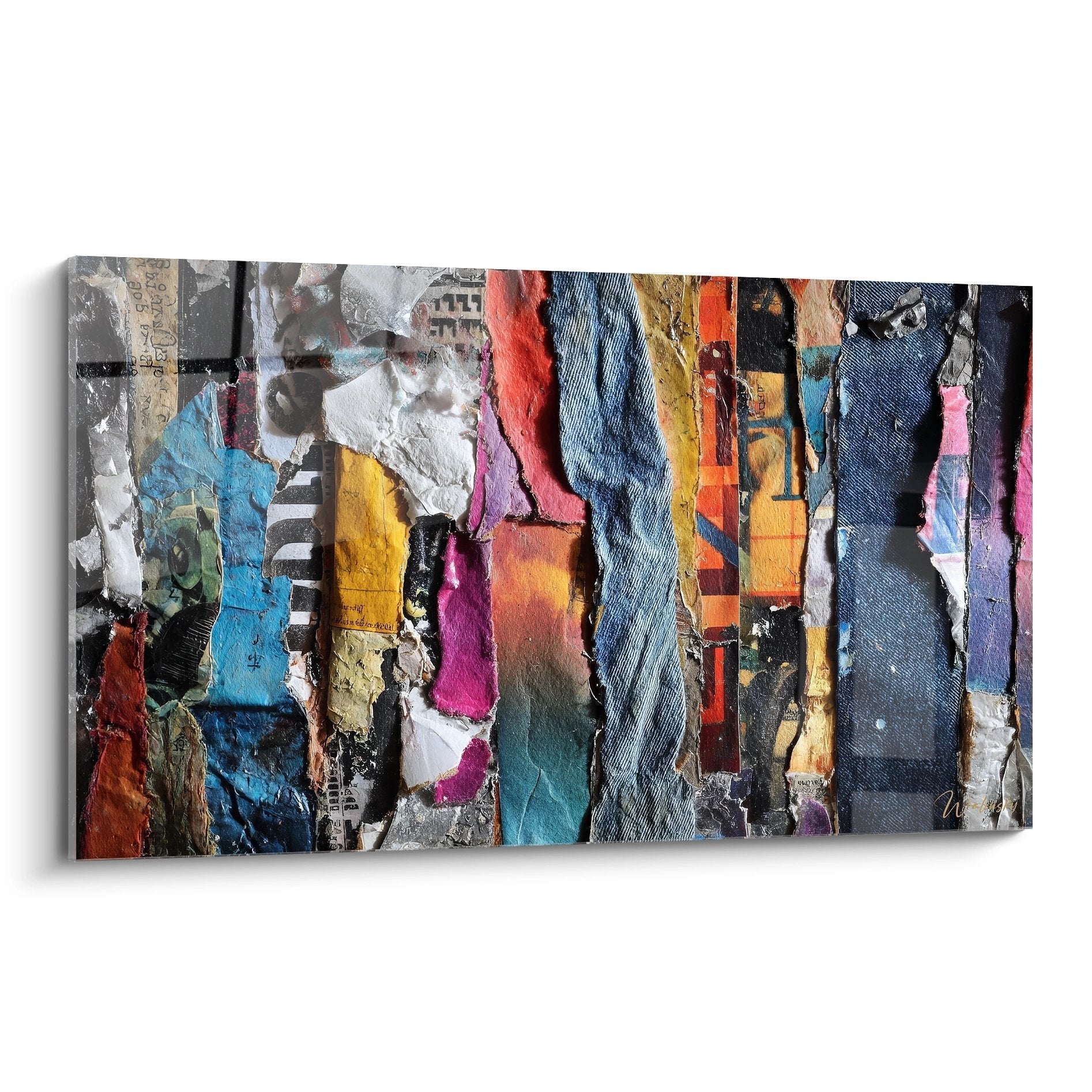 Abstrakte Collage Wandbild mit bunten Zeitungsschnipseln, Stofffragmenten und Farbstreifen in urbaner Mixed-Media Technik